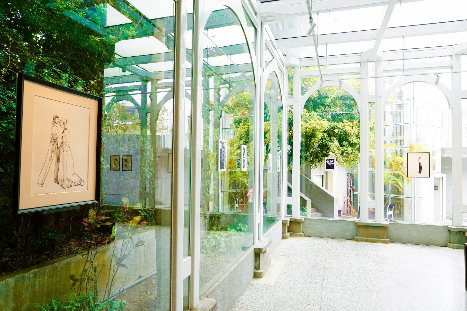  彩繪玻璃映照陽光，折射出流轉時光的色彩。（圖：取自臺北旅遊網）