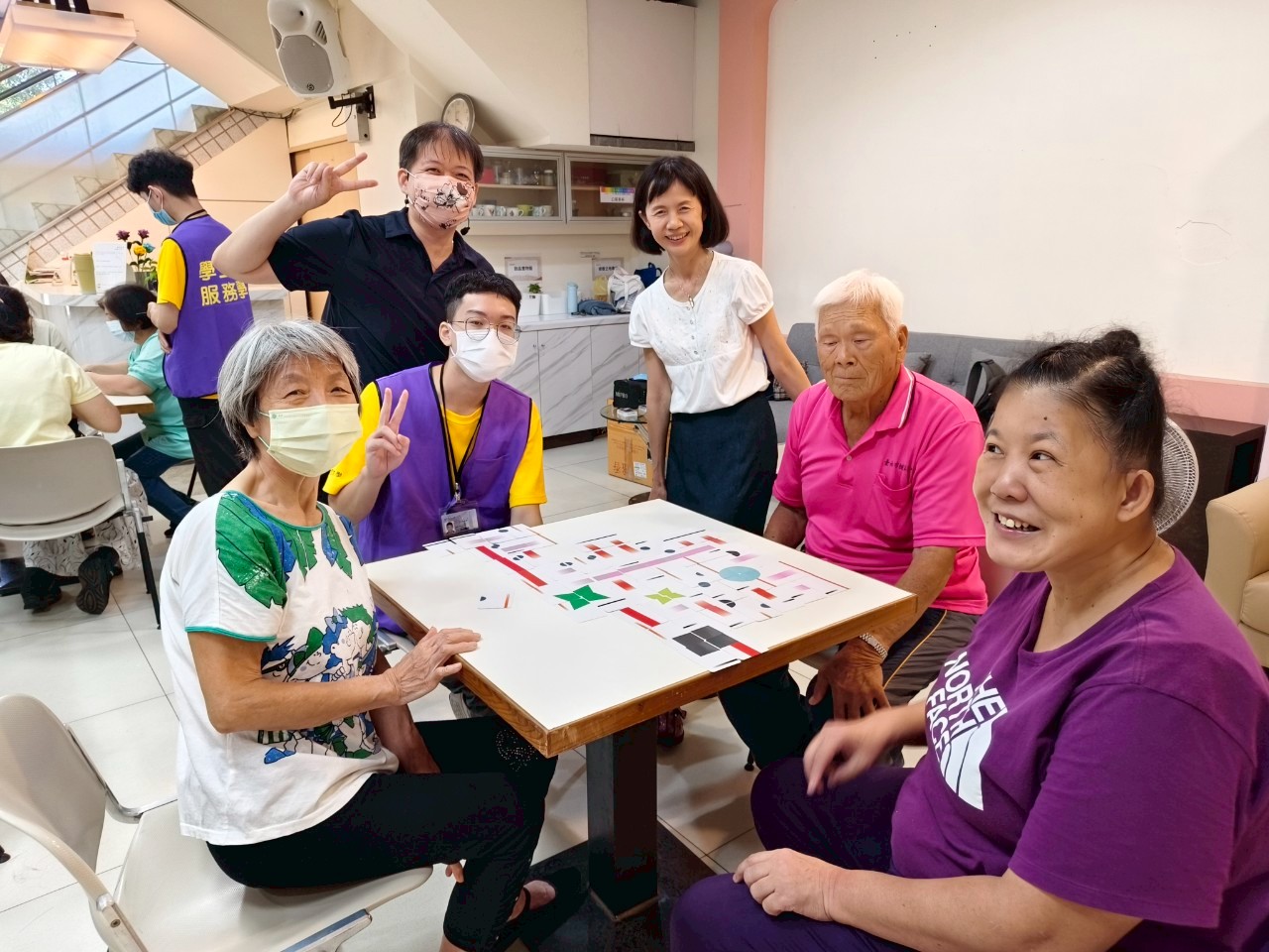學員們在《智勇雙全》桌遊前開心合照，透過料理主題桌遊一起回味生命中的美味記憶，笑容洋溢、氣氛熱絡。（高榮南院提供）