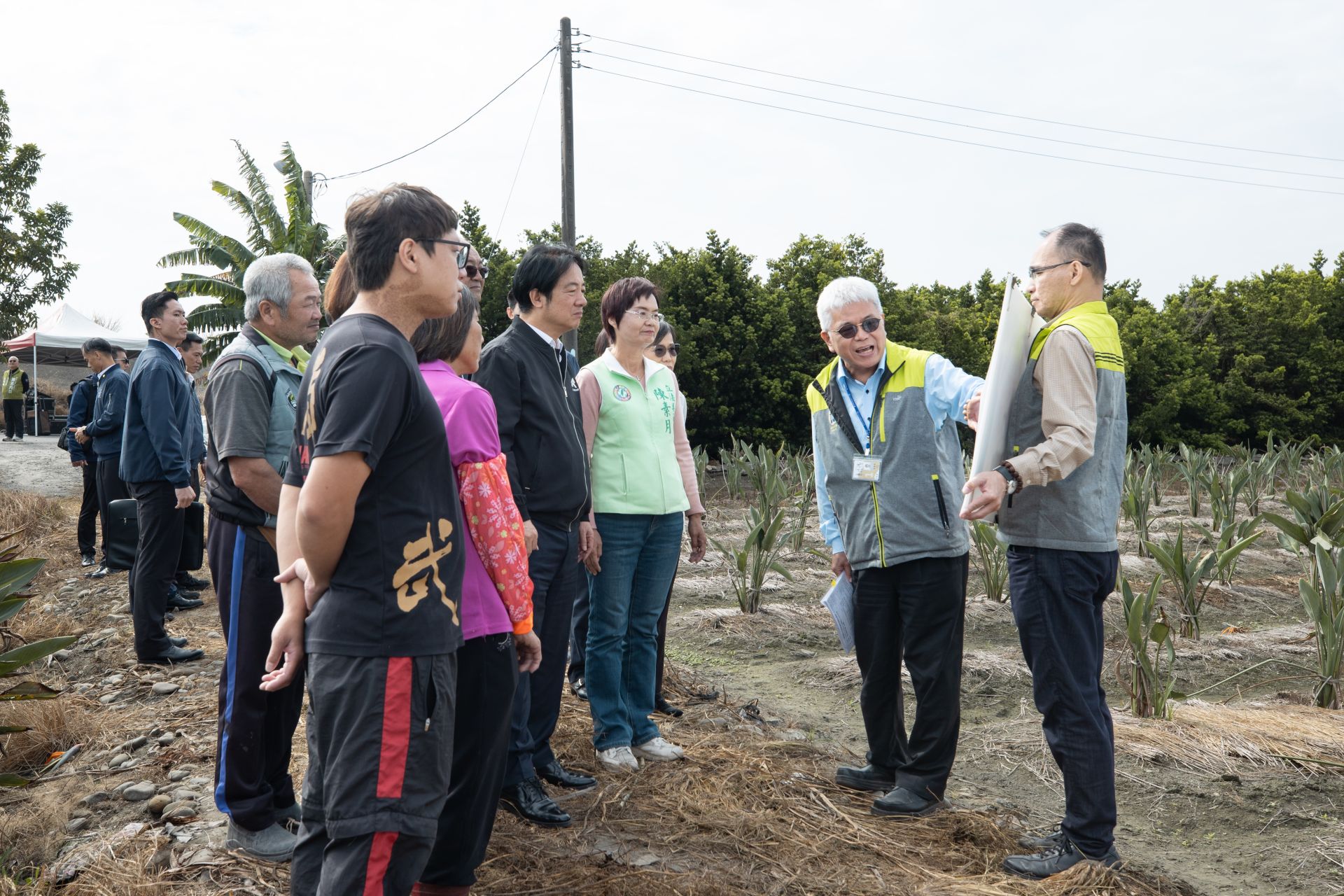 賴總統今日前往彰化縣溪洲關心公地放領政策執行情形，並實地視察放領農地，了解國有地出租情形。（總統府提供）