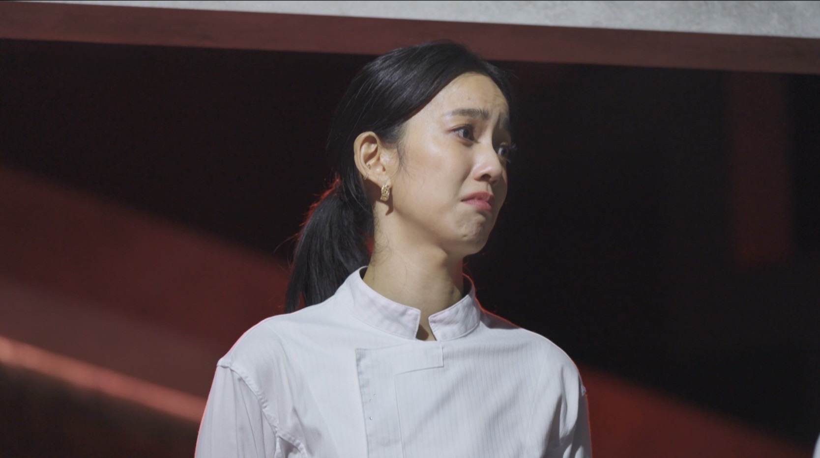 陳庭妮紅著眼眶嘟嘴直呼「淘汰隊友好難。」（華視提供）