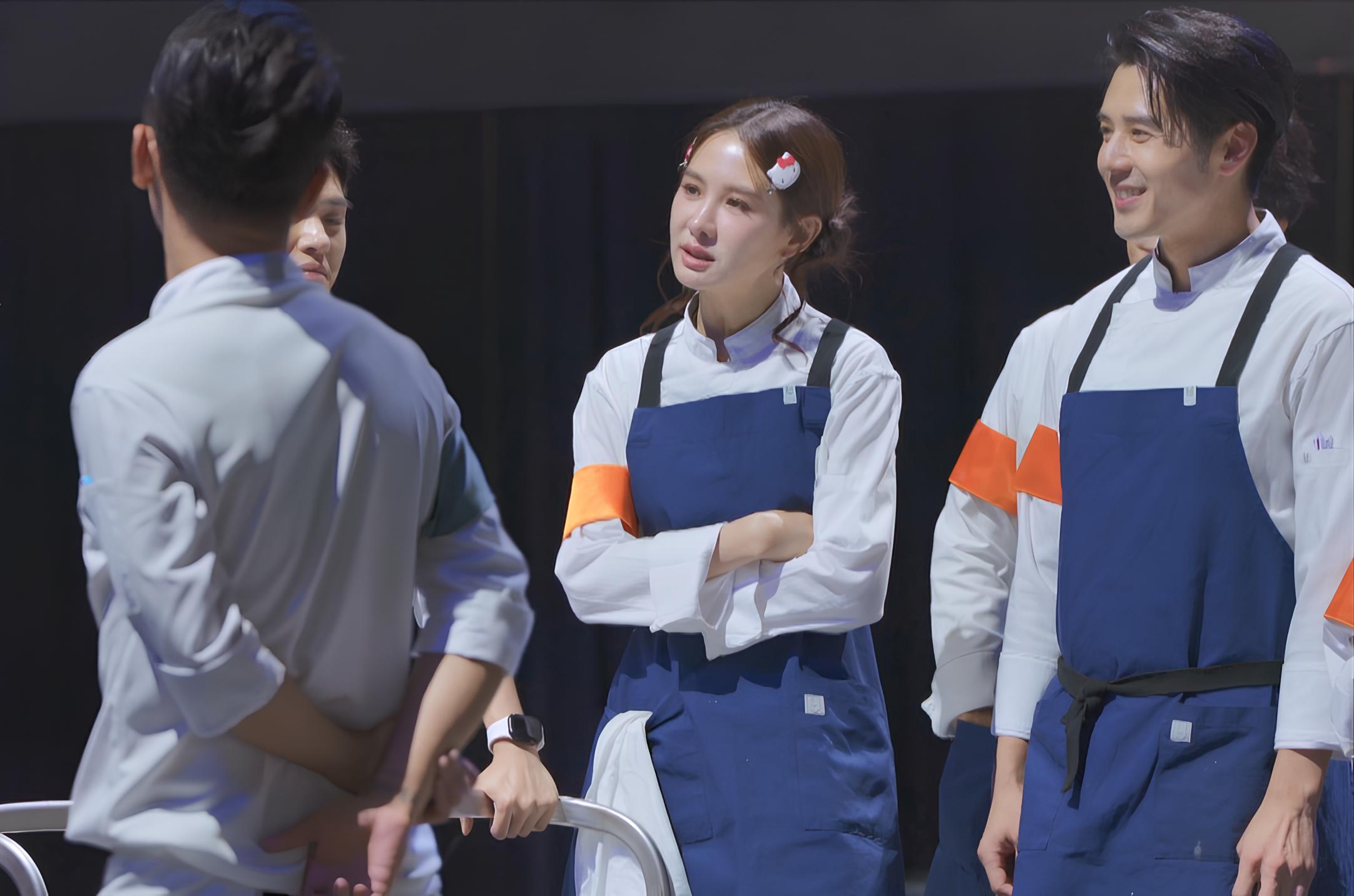 安心亞（右2）犀利吐槽敵隊料理「芋頭必須死。」（華視提供）