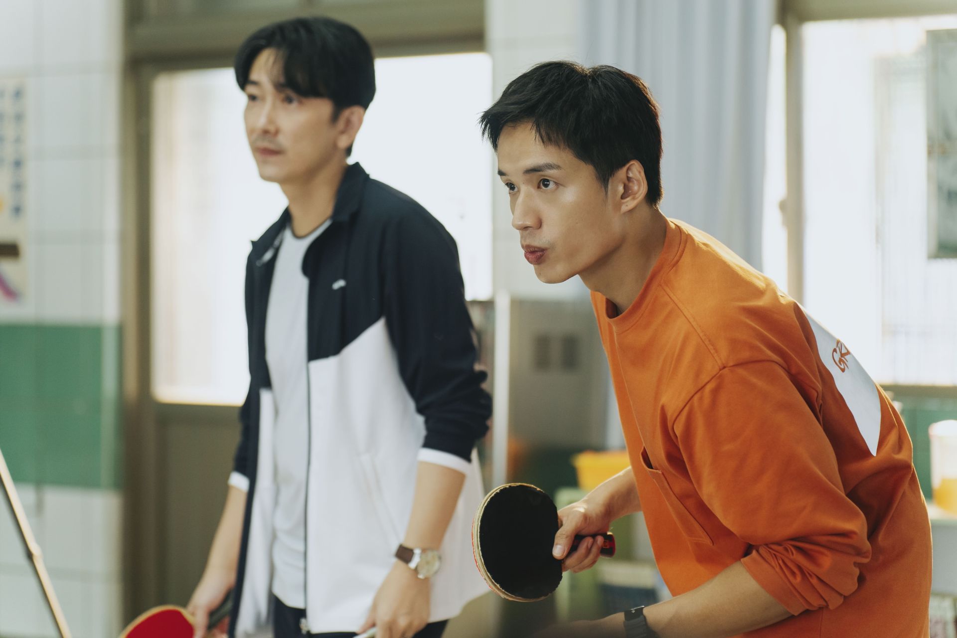 陳澤耀（右）意外摔斷黃冠智的寶貝球拍。（愛奇藝國際版、壹壹影業提供）
