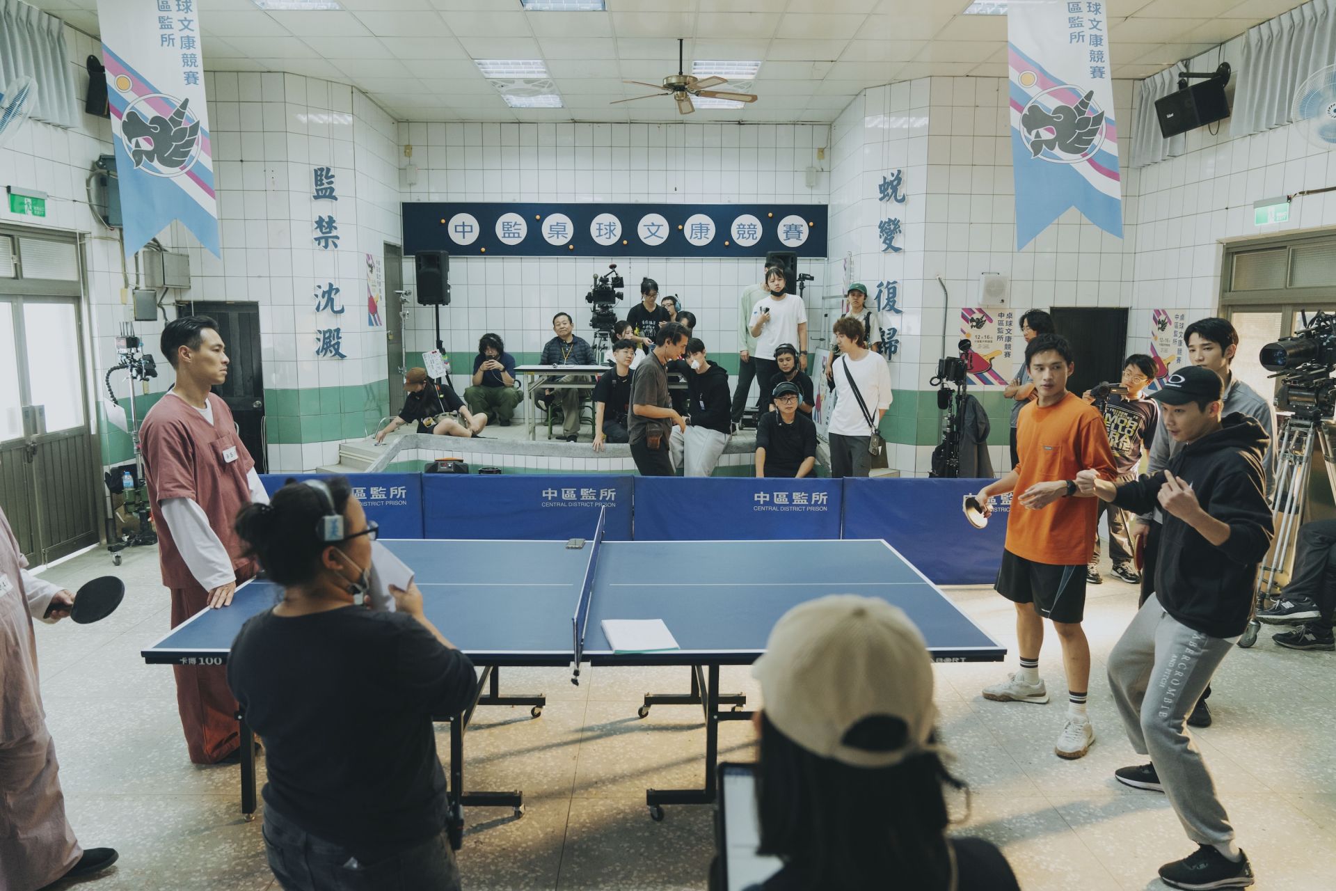 黃冠智（右1）為《監所男子囚生記》設計桌球動作，現場用心教學。（愛奇藝國際版、壹壹影業提供）