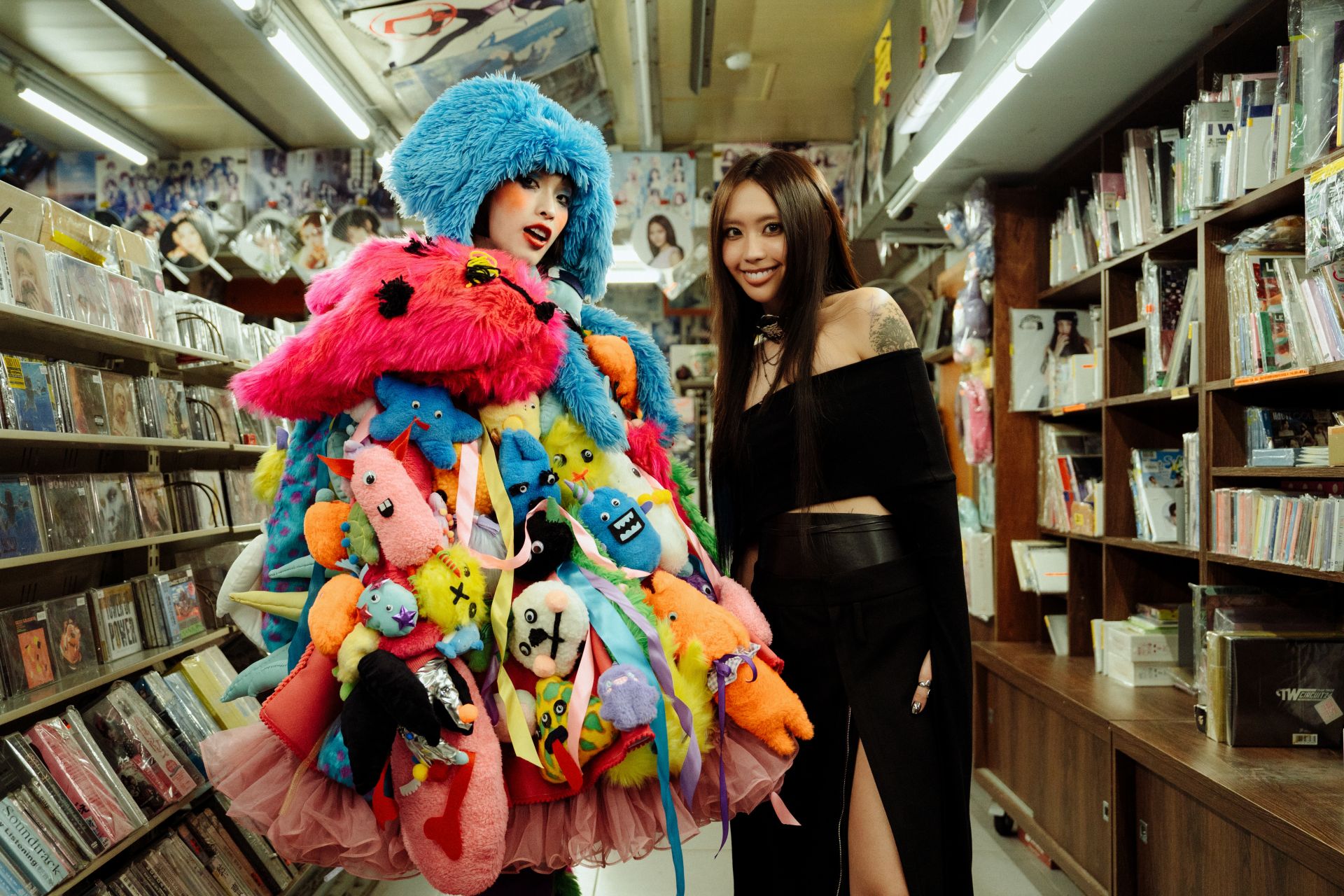 MV中李芷婷（右）與象徵內在脆弱與力量的「怪異女孩」穿梭城市。（華納音樂提供）