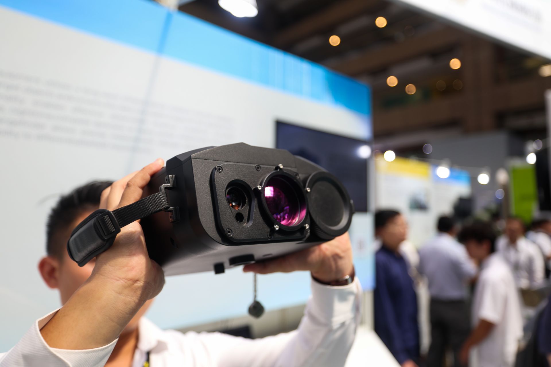  生製中心手持式測距熱像儀握把設計，使觀測人員方便於各式環境下操作。（記者葉軒瑜攝）