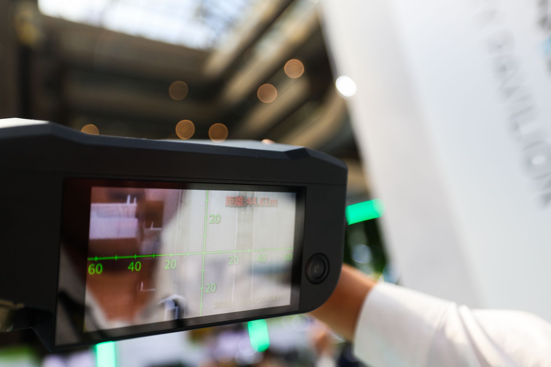  顯示與操作介面採用5.5吋監視螢幕，搭配十字刻度與直覺化操作介面，便於操作者在動態條件下快速鎖定熱源。（記者葉軒瑜攝）