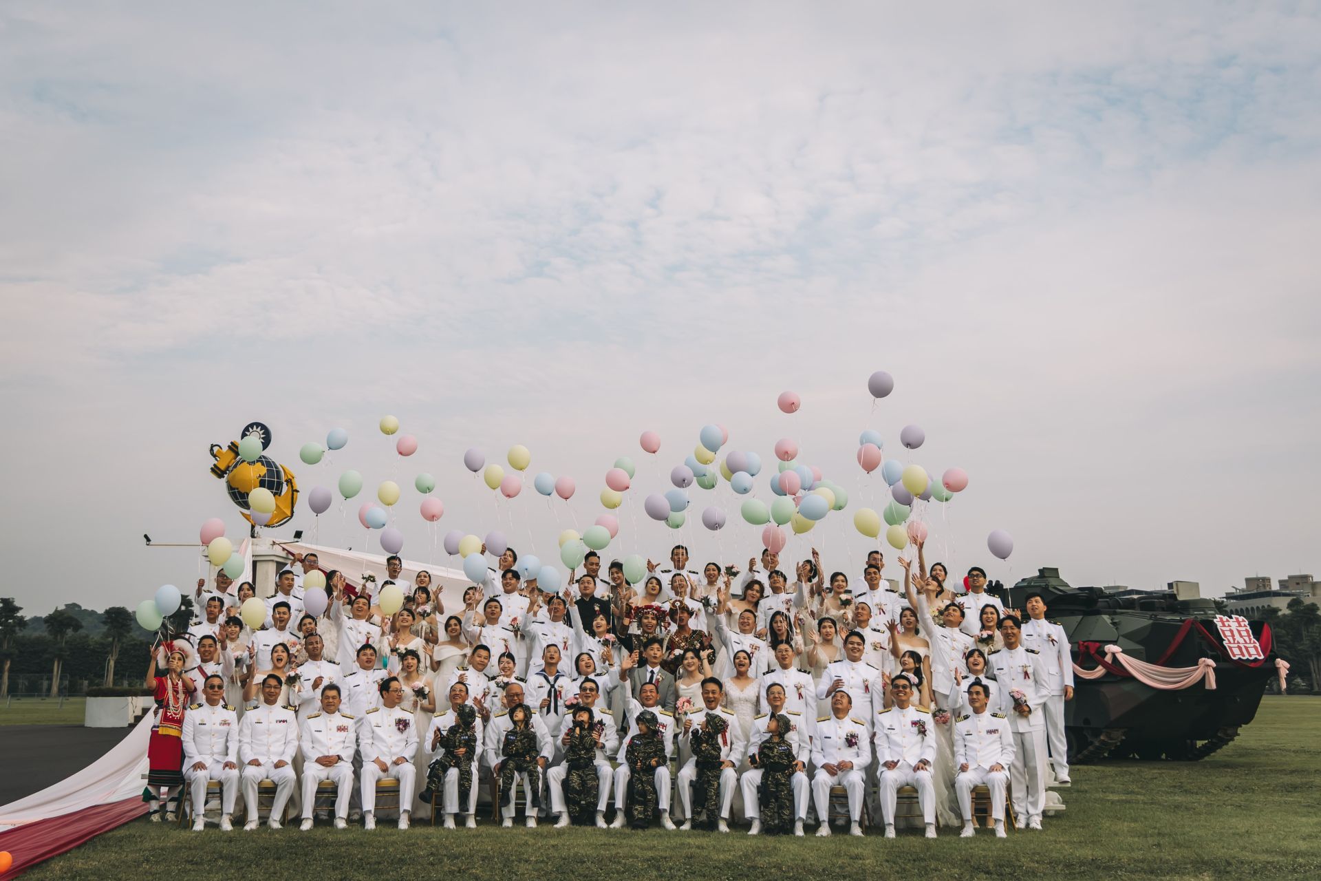 「以愛為名，忠誠一世！」海軍民國114年官兵聯合婚禮昨日在忠誠營區盛大登場，35對新人在海軍各級長官及親友的見證與祝福下，洋溢笑容，互許相愛相守的誓言。現場也陳展AAV7兩棲突擊車、M109特戰突擊艇及造型氣球，供新人與家屬合影，留下幸福美好的時刻。（記者孫建屏、陳彥陵攝）