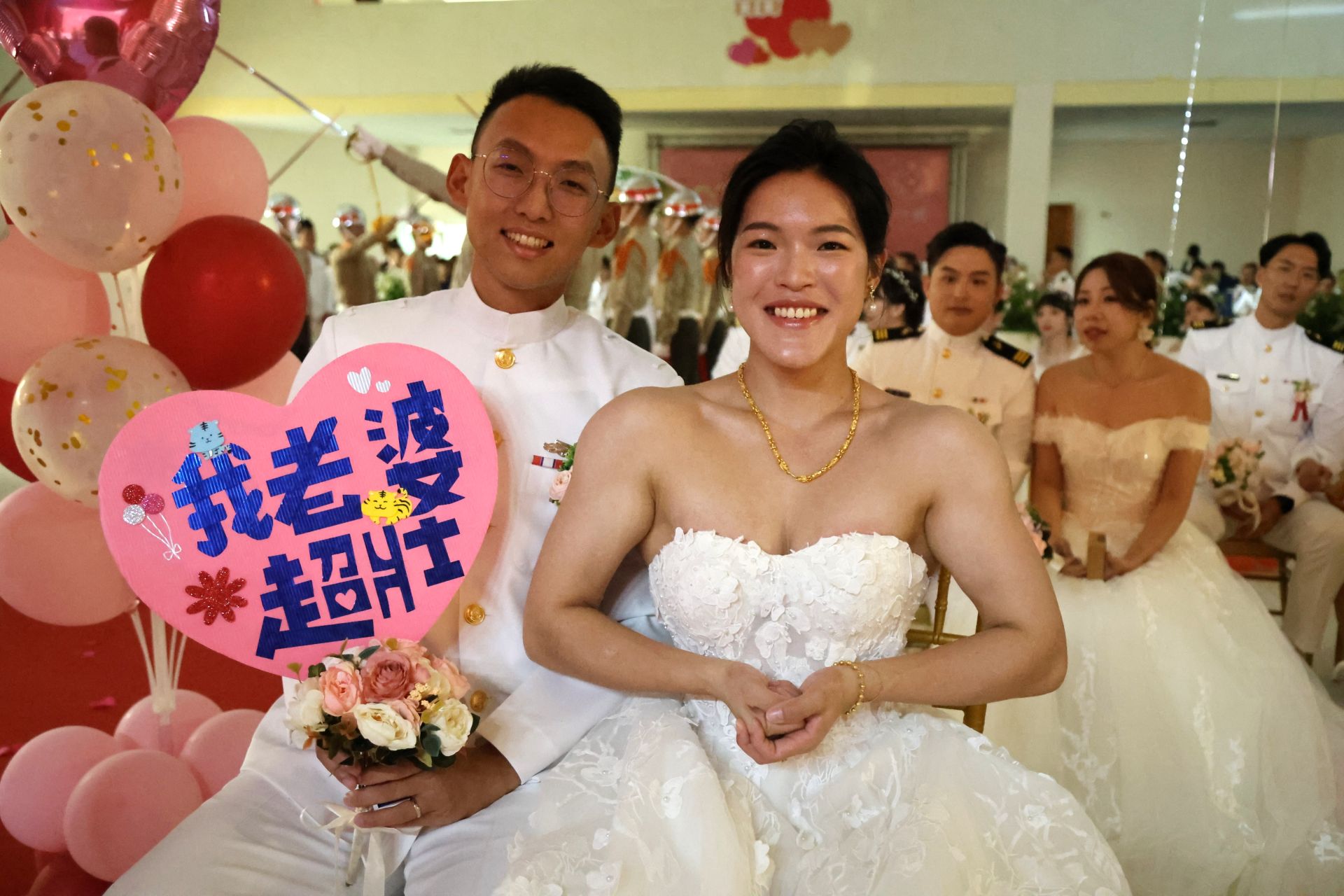 婚禮中，新人們攜手相依，幸福甜蜜。（記者孫建屏攝）