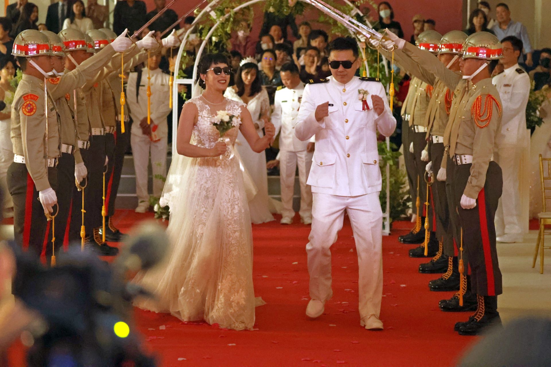 第一對進場新人以熱情洋溢的歌舞，揭開婚禮幸福美好的時光。（記者孫建屏攝）