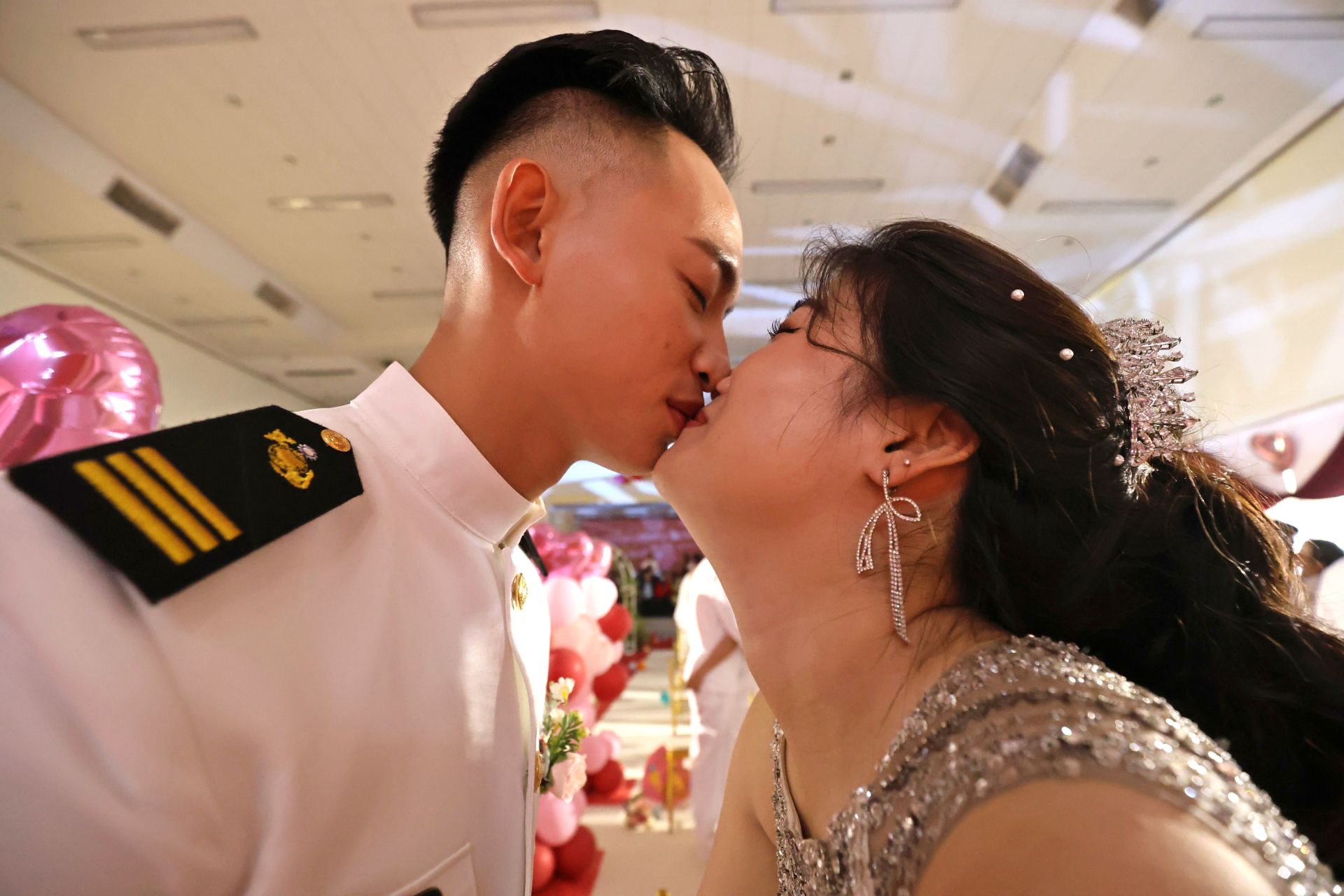 新人擁吻讓在場所有人分享幸福洋溢的氣氛。（記者孫建屏攝）