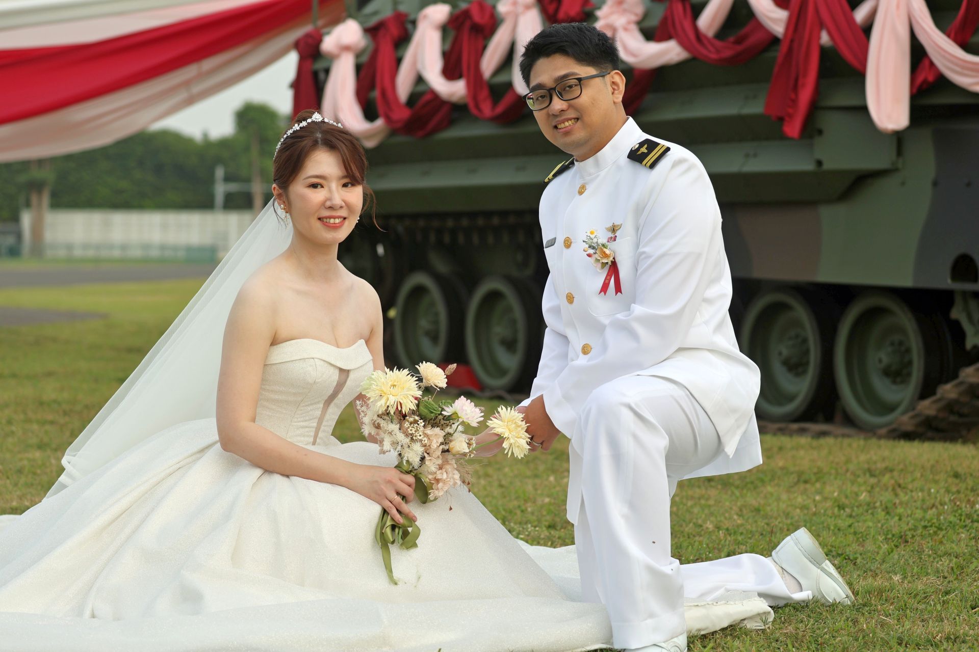 新人在陸戰隊指揮部忠誠營區合影，留下幸福美好時刻。（記者孫建屏攝）