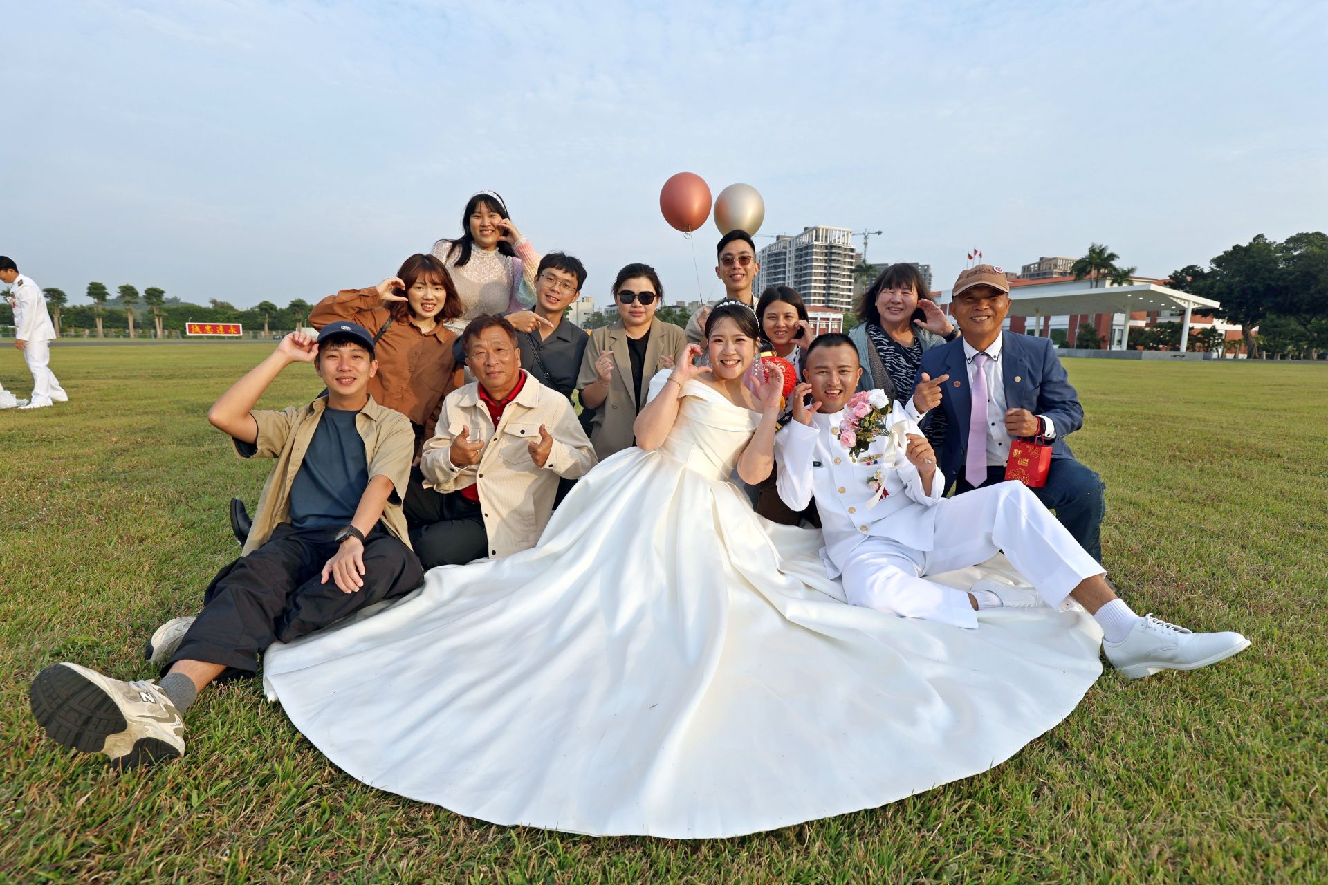 新人與觀禮親友合影，分享喜氣滿溢的氛圍。（記者孫建屏攝）