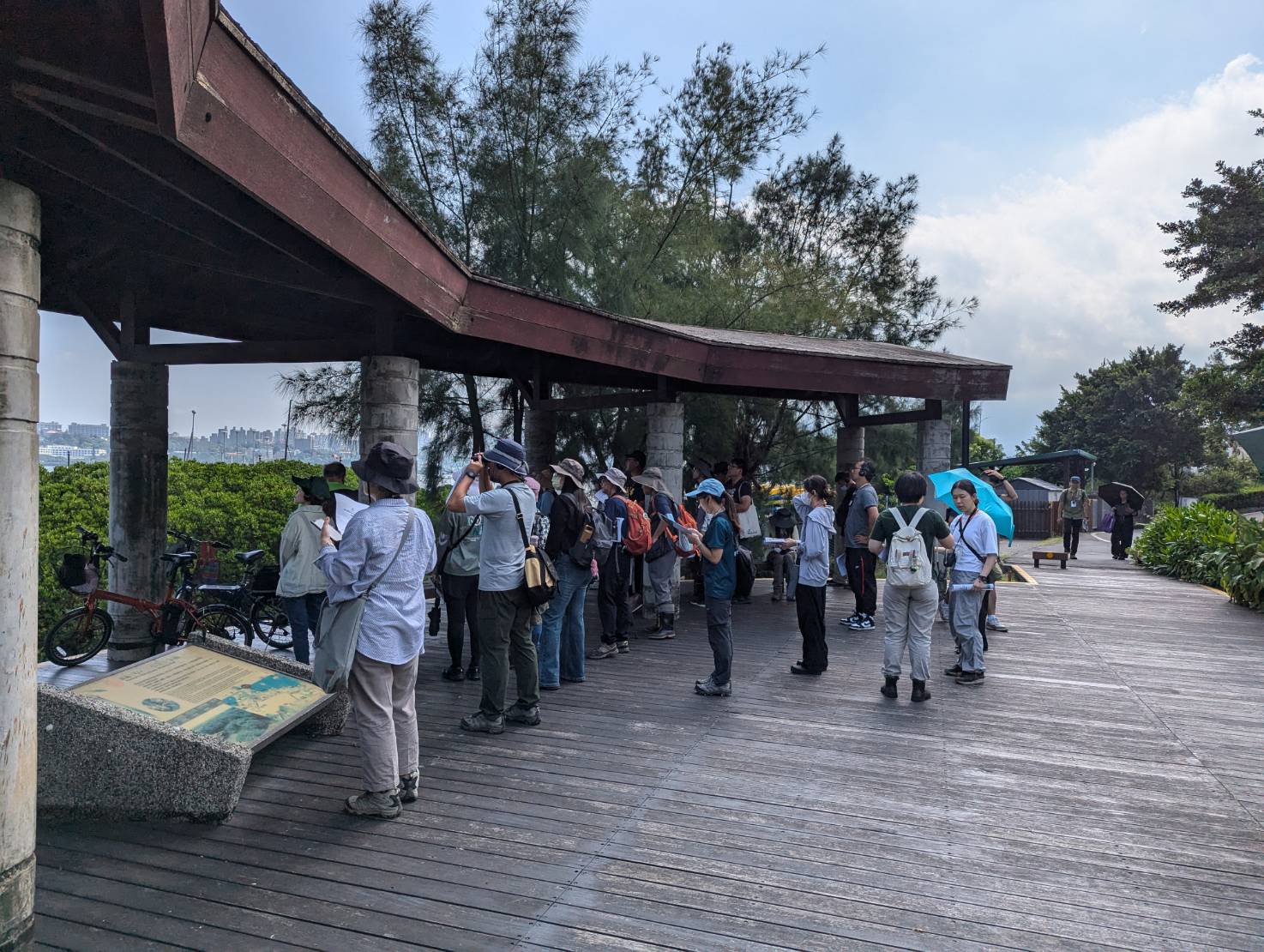 每到秋冬時節的挖子尾自然保留區，都會成為候鳥南遷的重要中繼站，正適合民眾前往欣賞鳥類停棲。（新北市農業局提供）