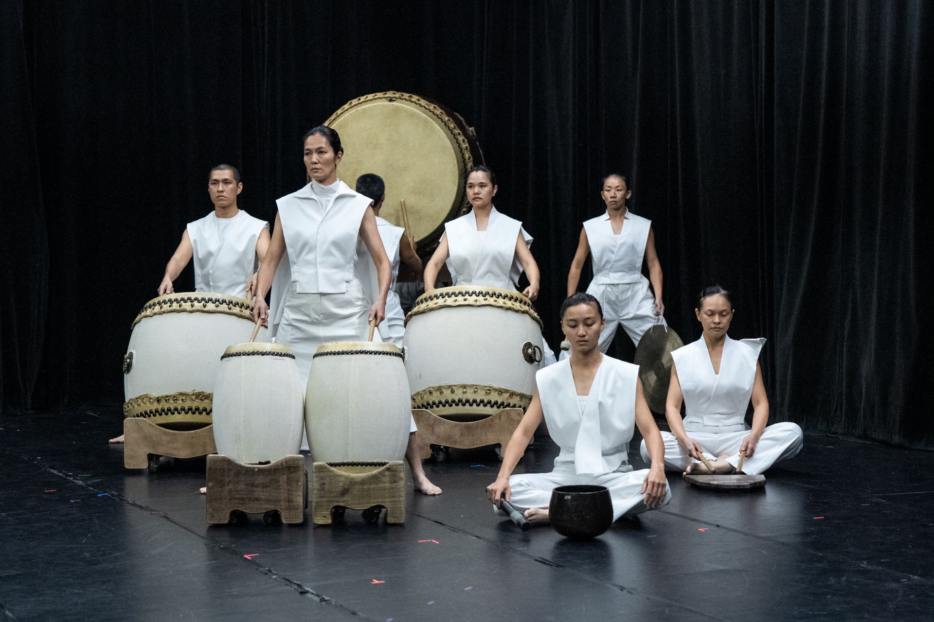 優人神鼓《一朵小花 啊！》透過擊鼓、身體、影像與聲音，在動靜之間描繪一條內在禪心之路。（優人神鼓提供）
