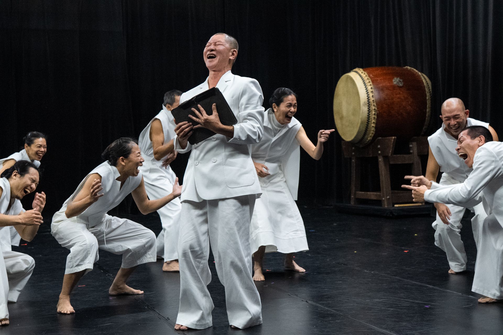 優人神鼓《一朵小花 啊！》有時戲謔，有時喜感。（優人神鼓提供）