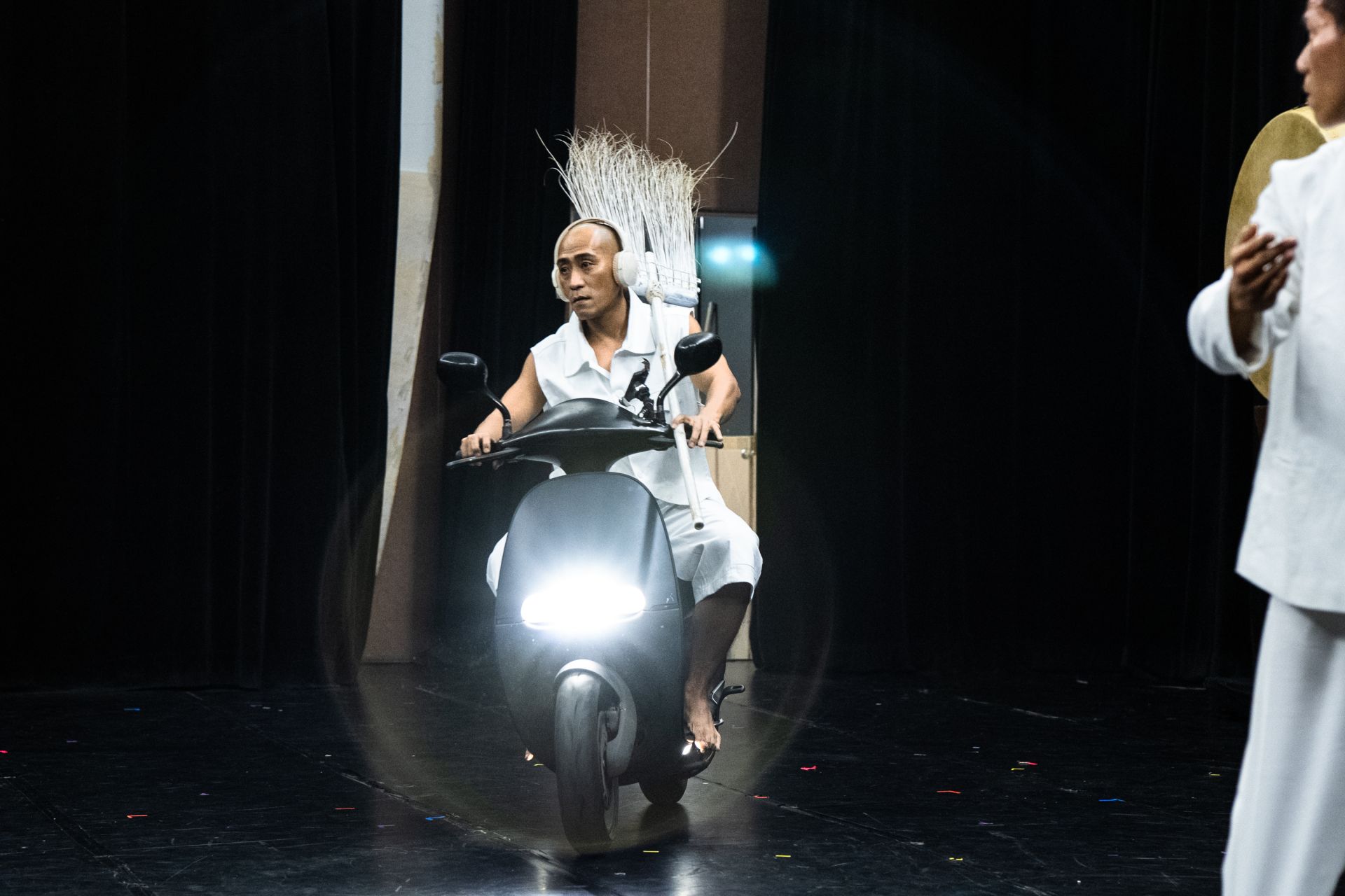 優人神鼓《一朵小花 啊！》從山林的寧靜走向城市的喧囂，動與靜之間描繪一條禪心之路。（優人神鼓提供）