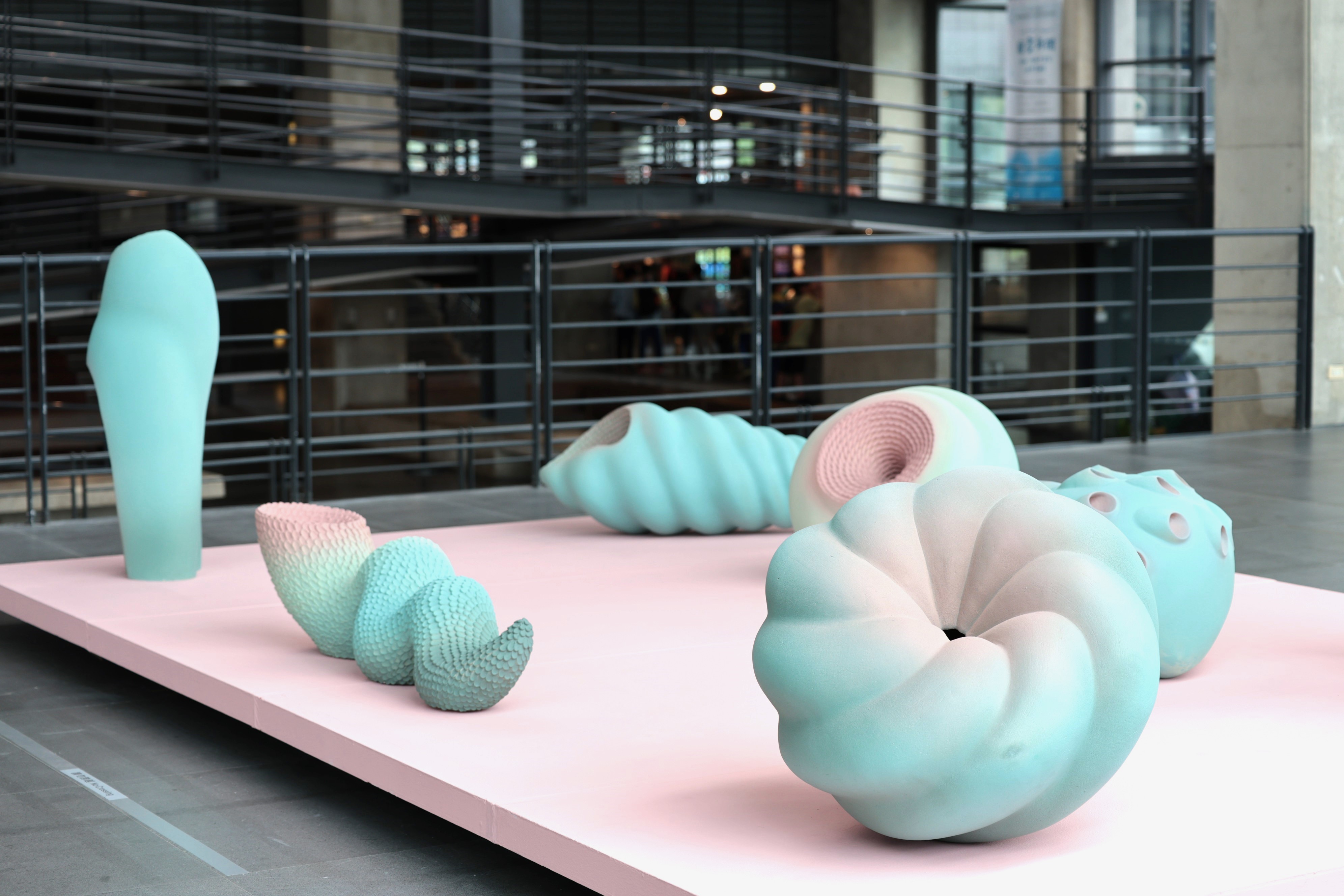 粉綠與淡粉色的大型雕塑，彷彿漂浮於時光中的貝殼遺跡。（鶯歌陶博館提供）