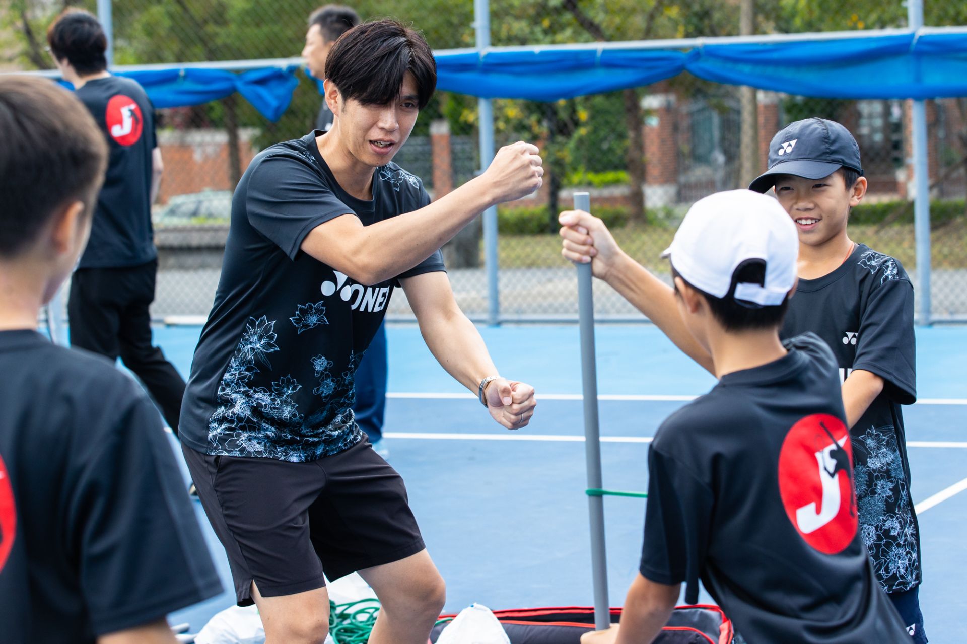 日籍體能教練勝俣辰伴提醒學員暖身要點。（海碩整合行銷提供）