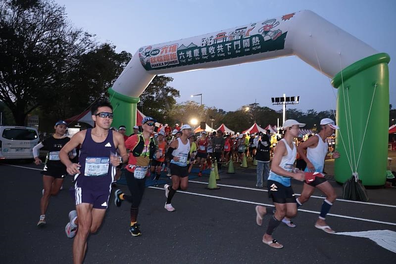 2025六堆秋收路跑熱鬧開跑，60K組跑者起跑。（客委會提供）