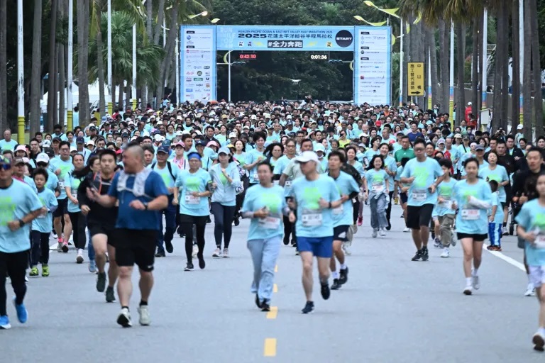 2025花蓮太平洋縱谷半程馬拉松開跑，吸引超過5000名國內外跑者共襄盛舉。（花蓮市公所提供）