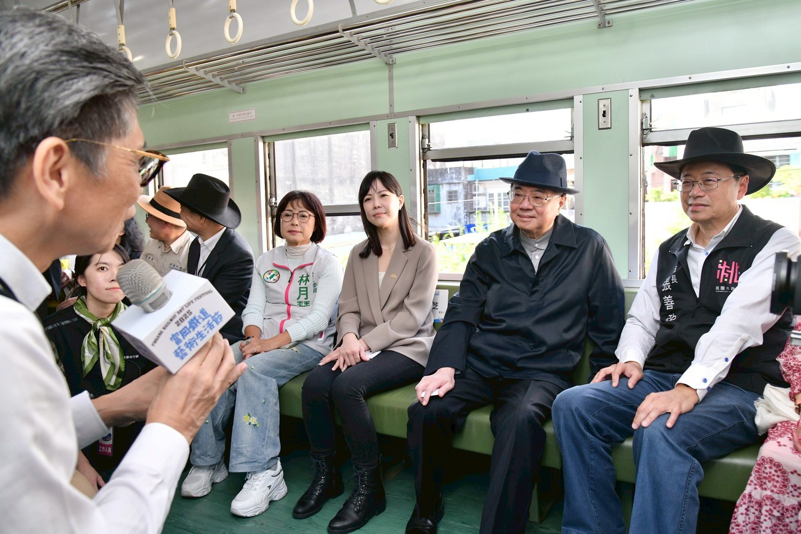 行政院長卓榮泰出席「富岡鐵道藝術生活節」，期盼全臺各火車站都能彰顯各自車站的文化與故事，發展出獨特的鐵道觀光文化。（圖由行政院提供）