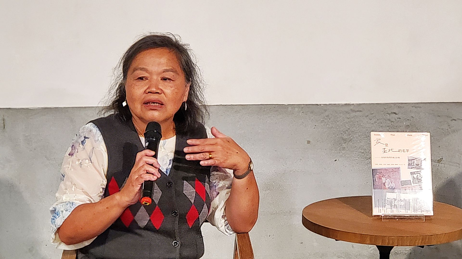 新芳春茶行第4代王瑤玟（左）分享書中故居建築的故事。（記者黃朝琴攝）