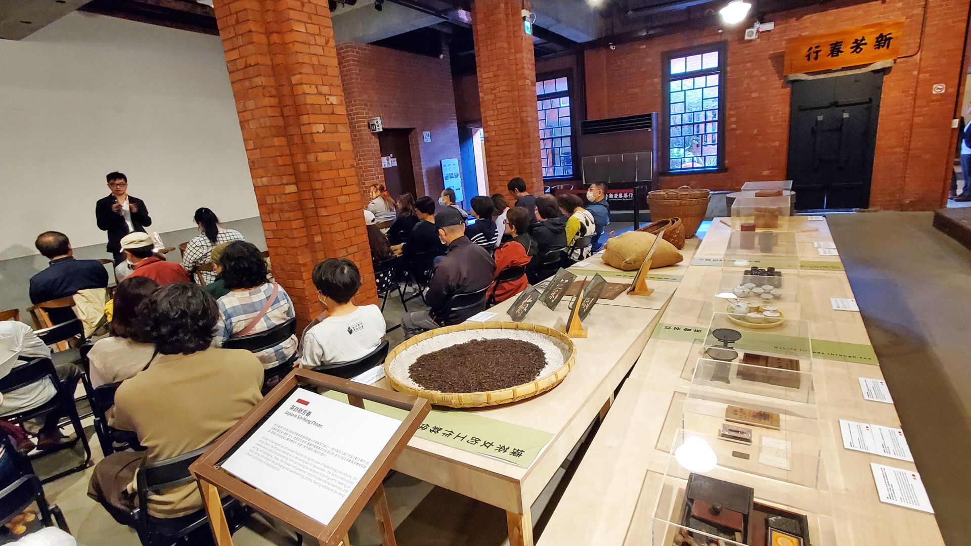 新芳春茶行整體建築介紹與歷史文物。（記者黃朝琴攝）