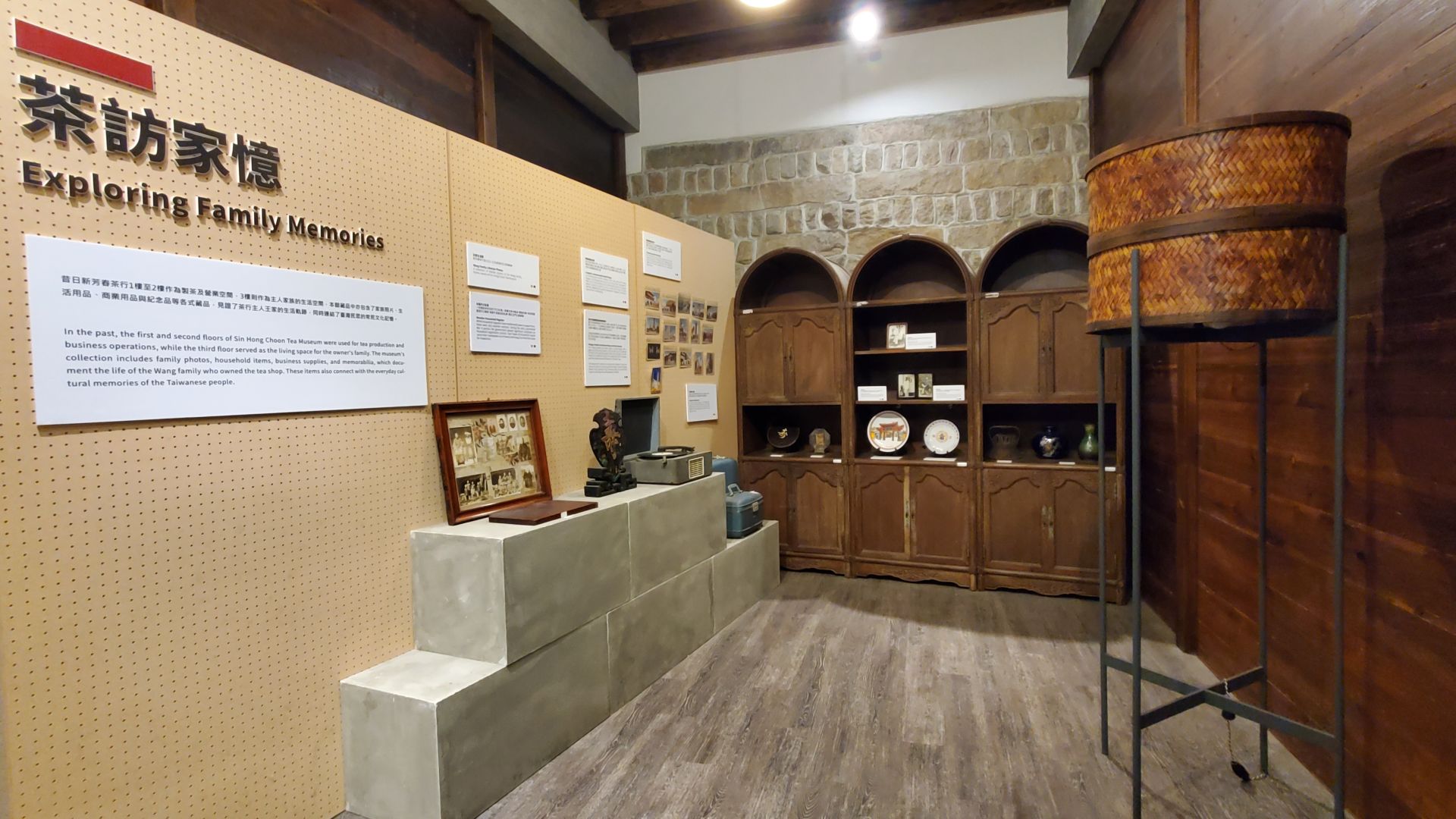 新芳春茶行整體建築介紹與歷史文物。（記者黃朝琴攝）