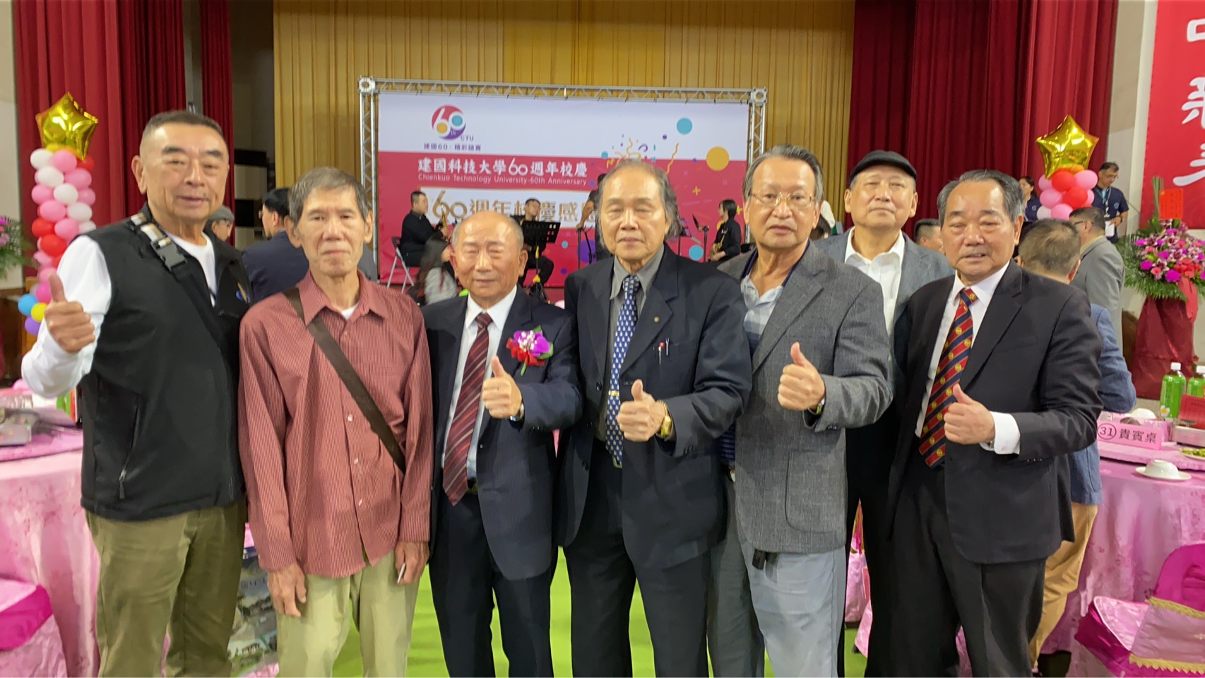 建國科技大學舉行創校60周年校慶，校友返校共慶生日，熱心捐款、認購畫作與捐贈車輛，總金額逾200萬元，展現對母校支持。（建國科大提供）