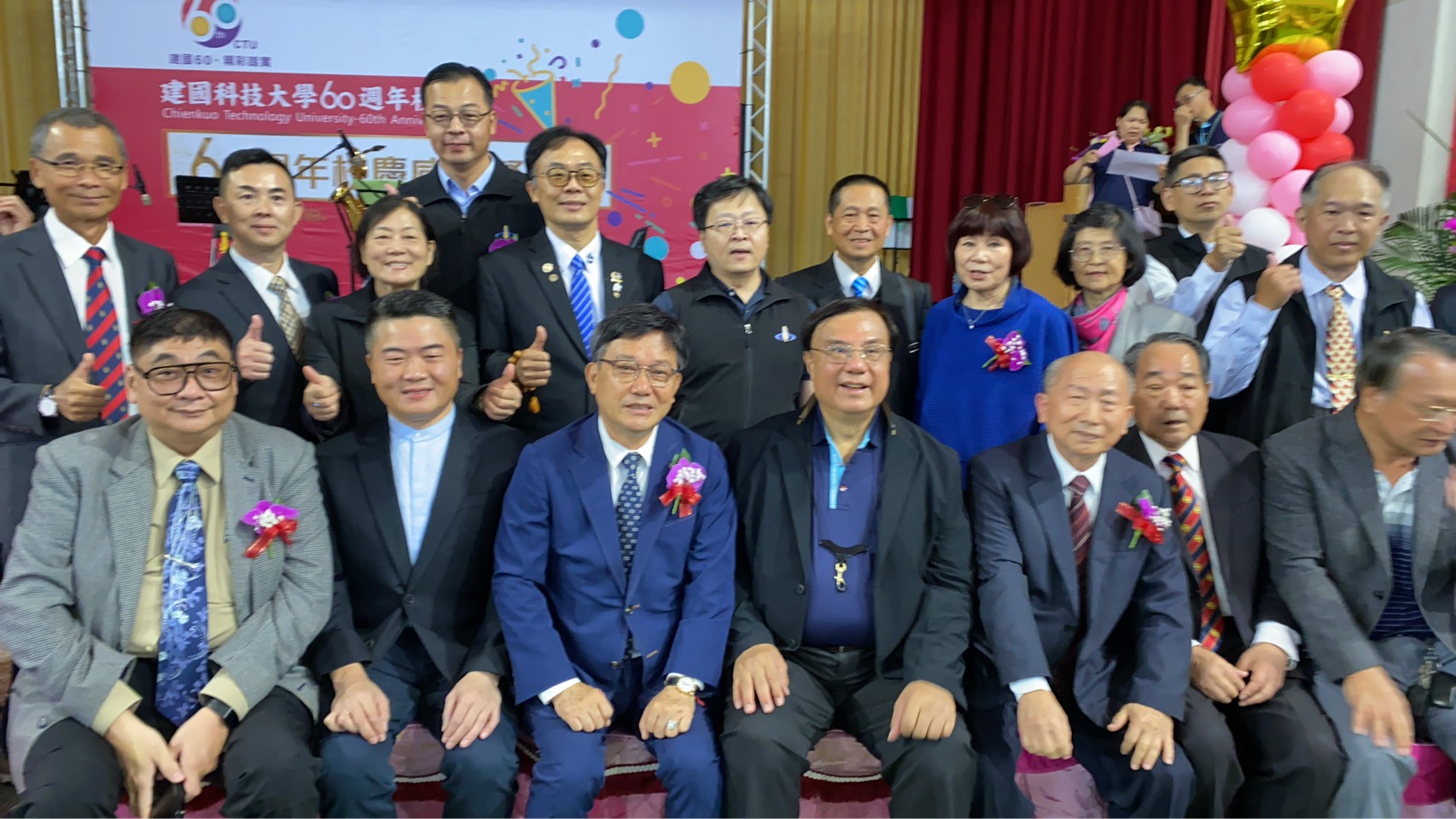 建國科技大學舉行創校60周年校慶，校友返校共慶生日，熱心捐款、認購畫作與捐贈車輛，總金額逾200萬元，展現對母校支持。（建國科大提供）