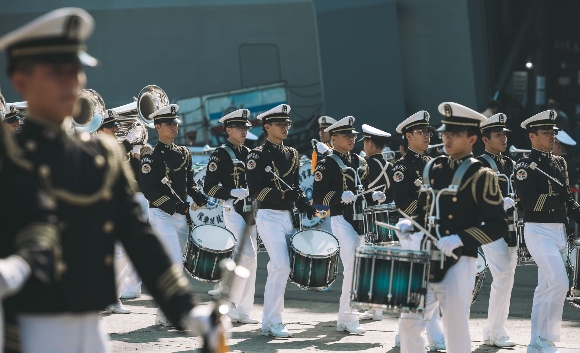 活動由海軍官校鼓號樂隊以充滿朝氣的演奏揭開序幕。（記者陳彥陵攝）