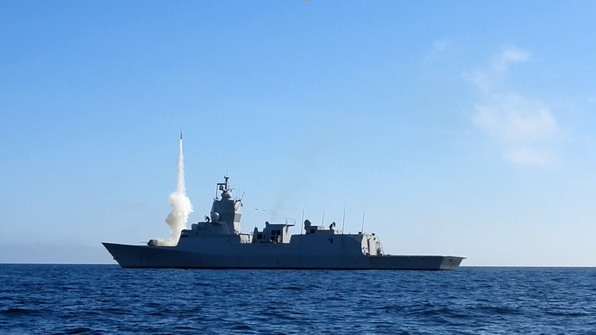  若整合順利，裝有MK41的各國軍艦也能配備歐製飛彈。圖為挪威「阿蒙森號」（F311）巡防艦Mk41發射飛彈。（取自挪威國防軍臉書）