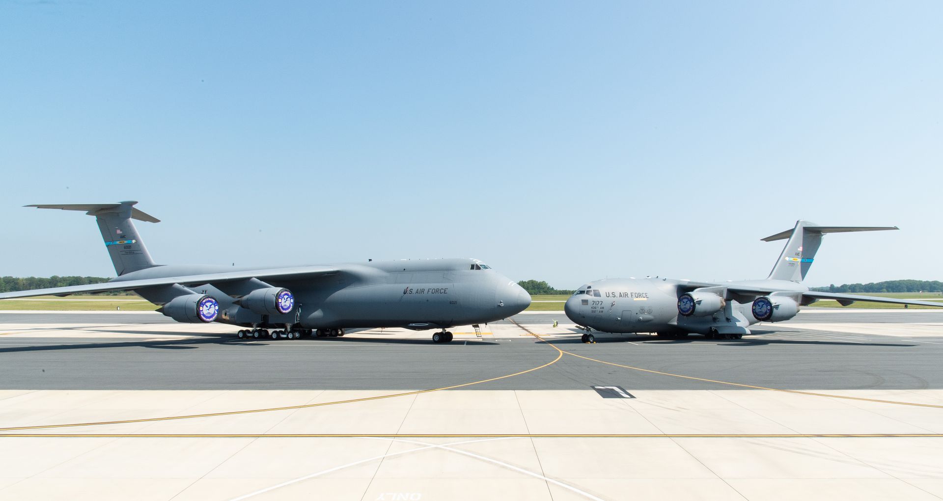 美國空軍公布「次世代運輸機」（NGAL）計畫，未來將取代現役C-5M（左）與C-17A運輸機。（取自DVIDS網站）