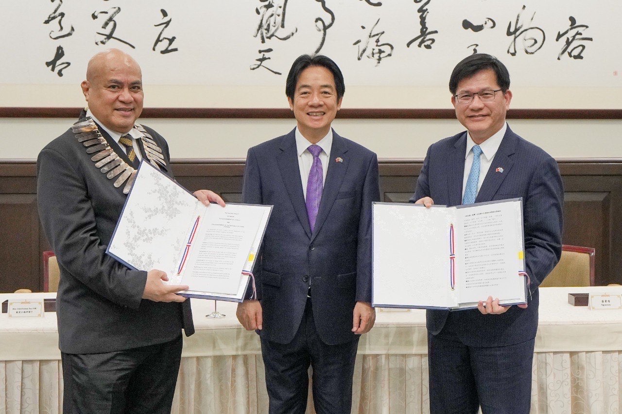 總統賴清德（左二）見證吐瓦魯國總理戴斐立（左一）與外交部長林佳龍（右一）簽署「臺吐團結共榮條約」。（圖由外交部提供）