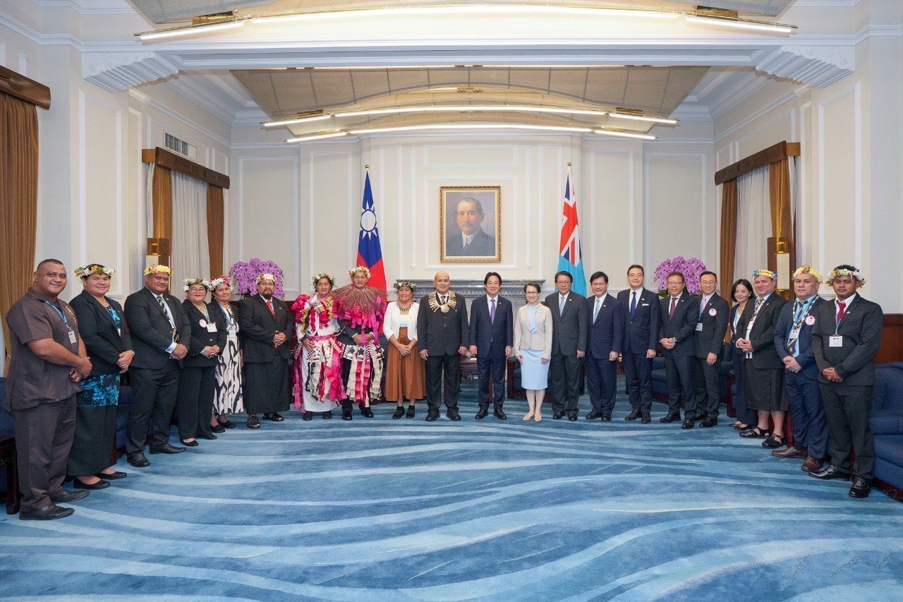 吐瓦魯國總理戴斐立伉儷（左十、左九）訪團會晤總統賴清德。（圖由外交部提供）