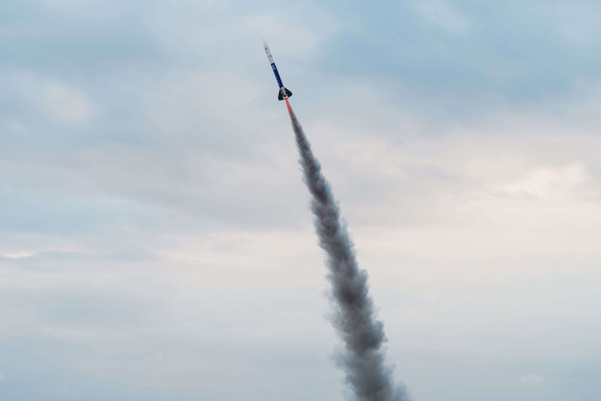 淡江大學航空太空工程學系「太空科技實驗室」研製「淡江二型」火箭，清晨6時46分於旭海科研火箭發射場發射。（圖由國家太空中心提供）