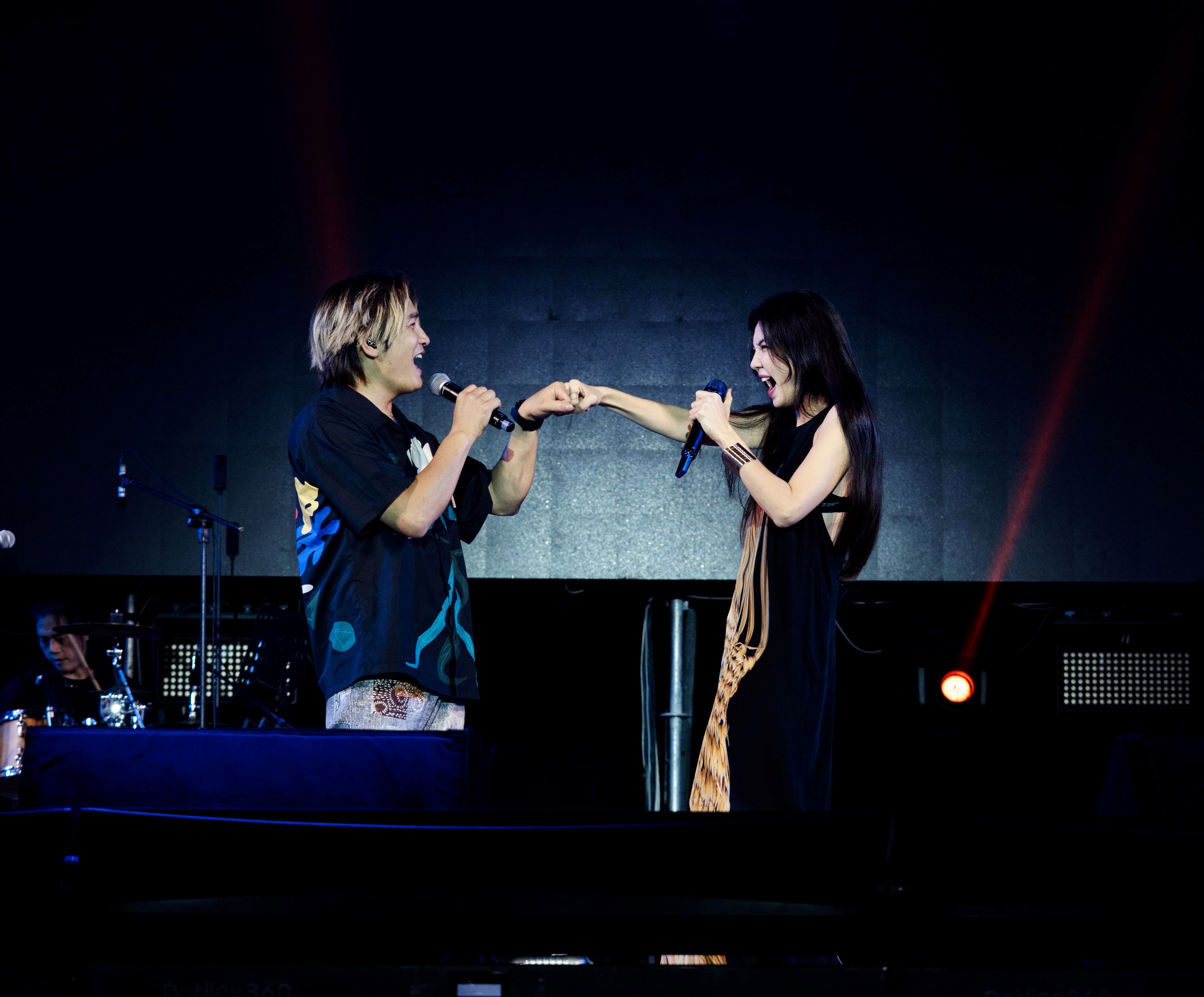 羅文裕（左）策展與Ella陳嘉樺（右）2025狂客音樂祭屏東演出。（屏東縣政府客家事務處）