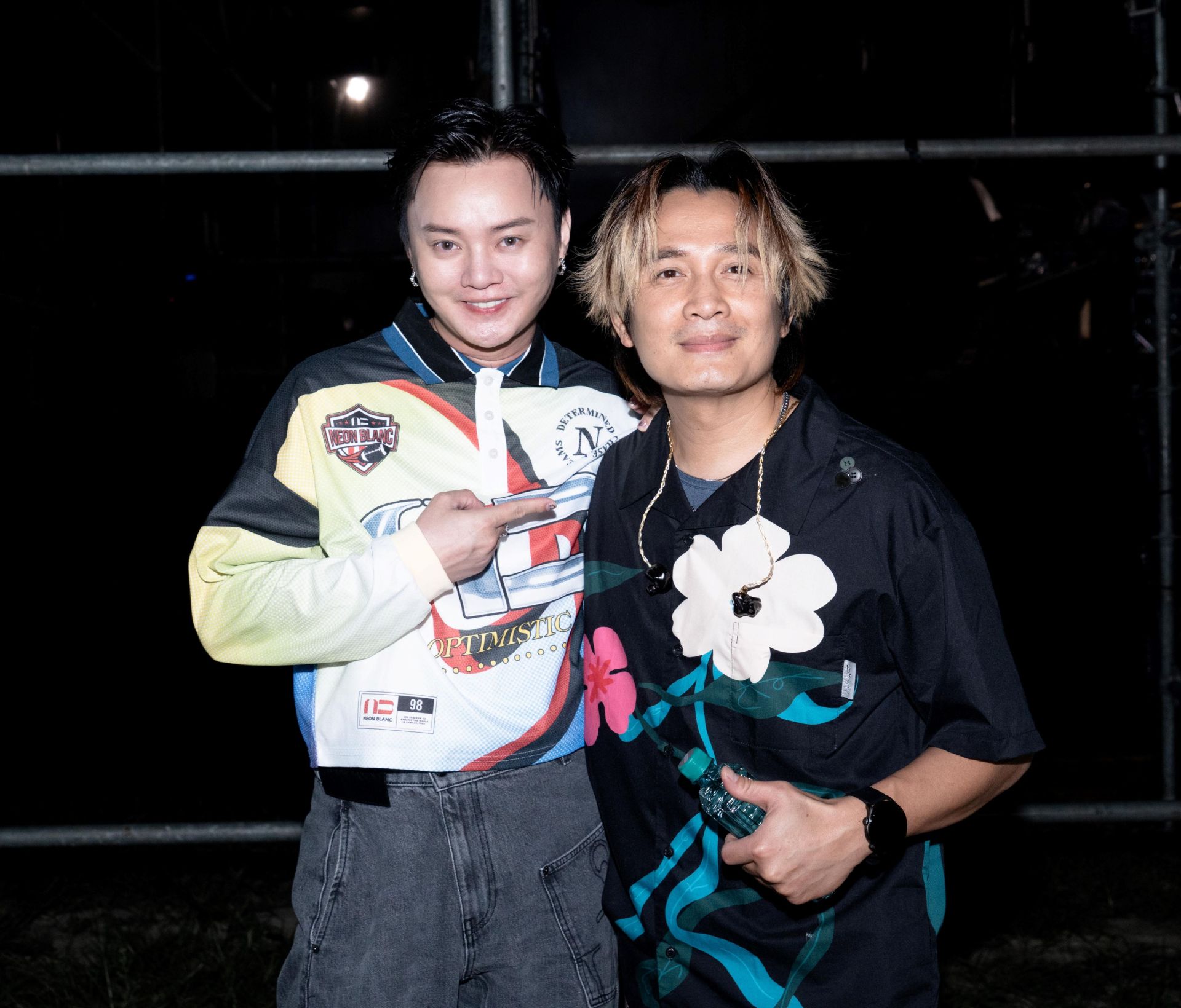 羅文裕（右）策展與許富凱（左）兩位金曲歌王2025狂客音樂祭屏東演出。（屏東縣政府客家事務處）