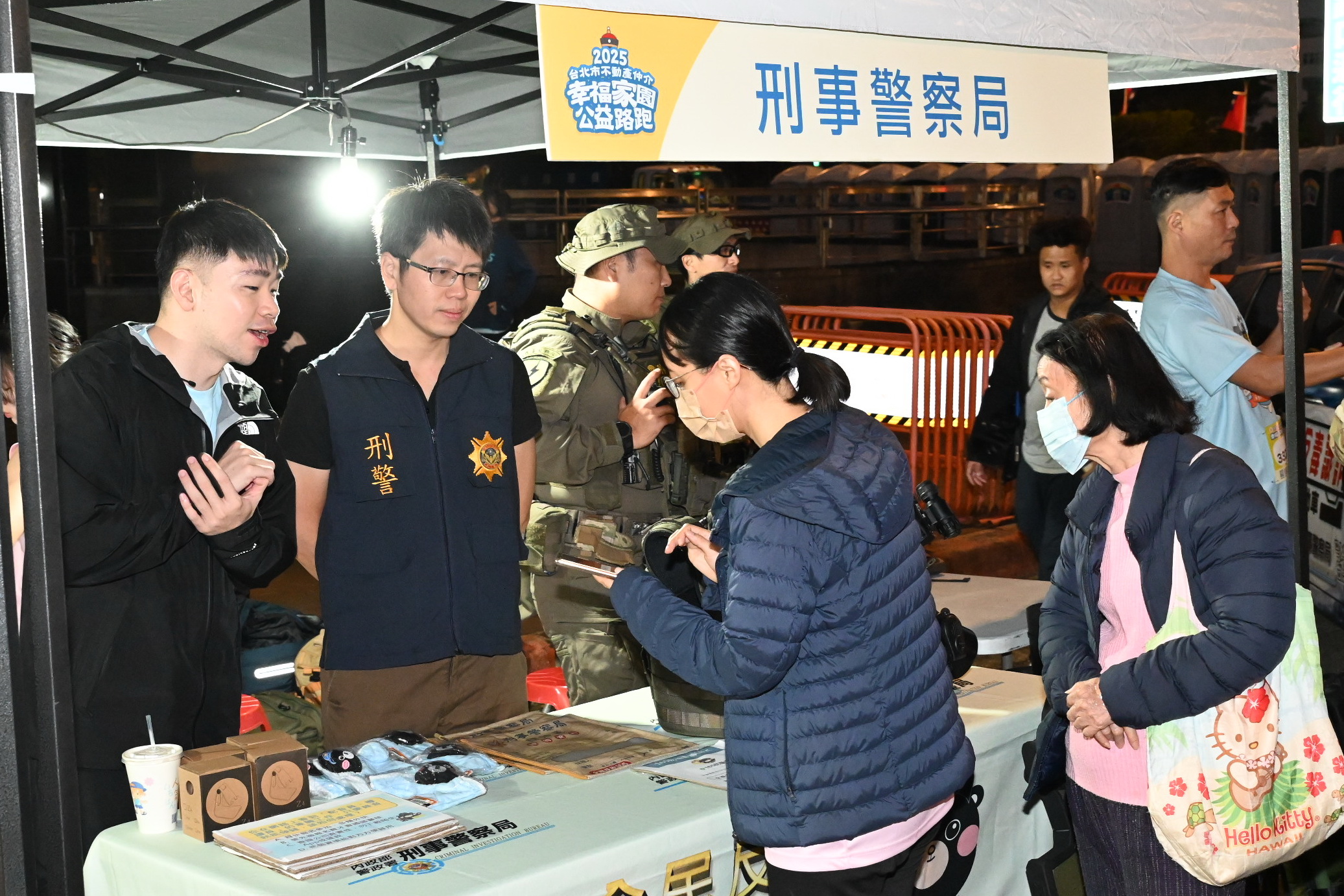 「2025 臺北市不動產仲介幸福家園公益路跑」今天起跑，刑事局「反詐行動車」開至現場，進行反詐宣導。（圖由刑事局提供）