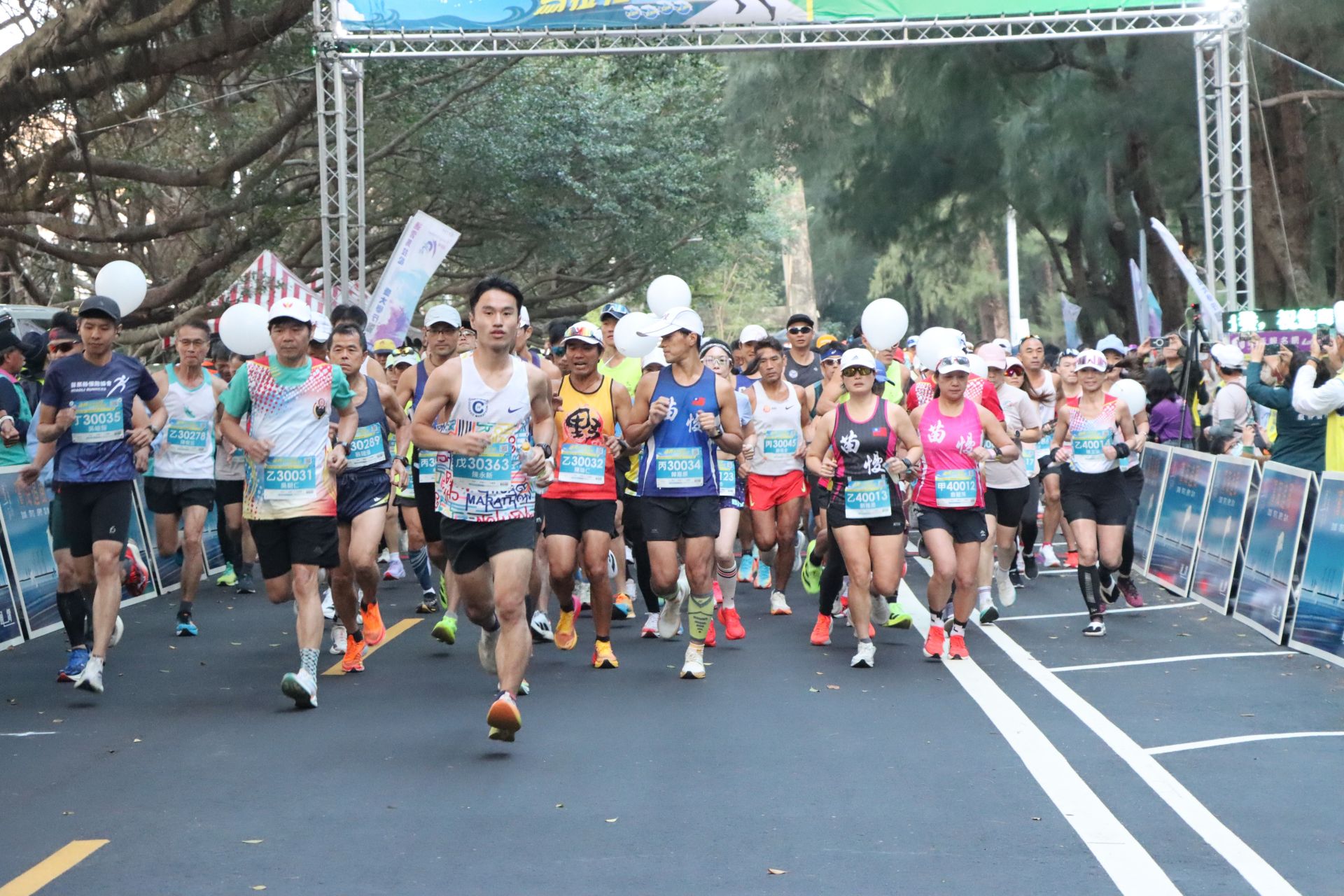 2025通霄濱海追風國際馬拉松鳴槍開跑。（苗栗縣政府提供）