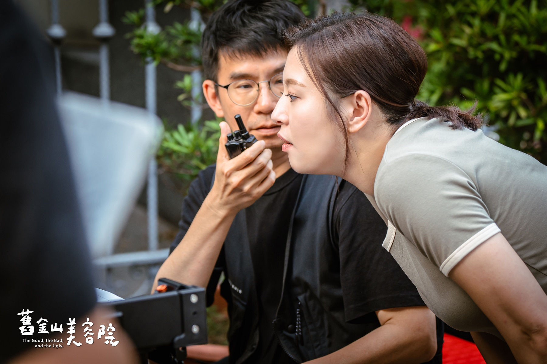 導演杜政哲（左）驚喜客串與劉品言（右）趣味互動。（TVBS提供）