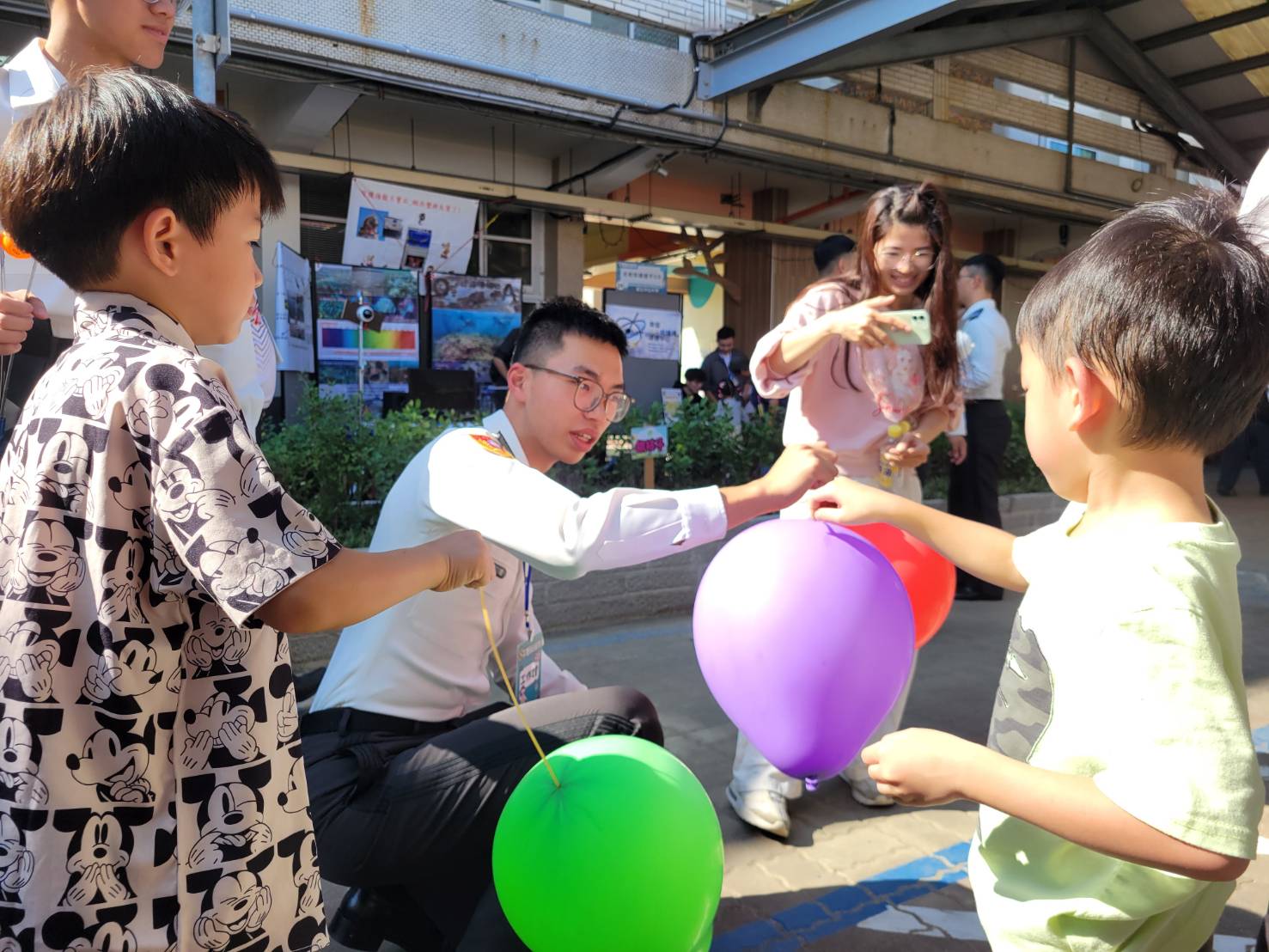 參與活動陸官學生均通過科學志工培訓，並透過生活素材製作的趣味科學教具，吸引眾多親子體驗動手做科學的快樂。（洪偉清提供）