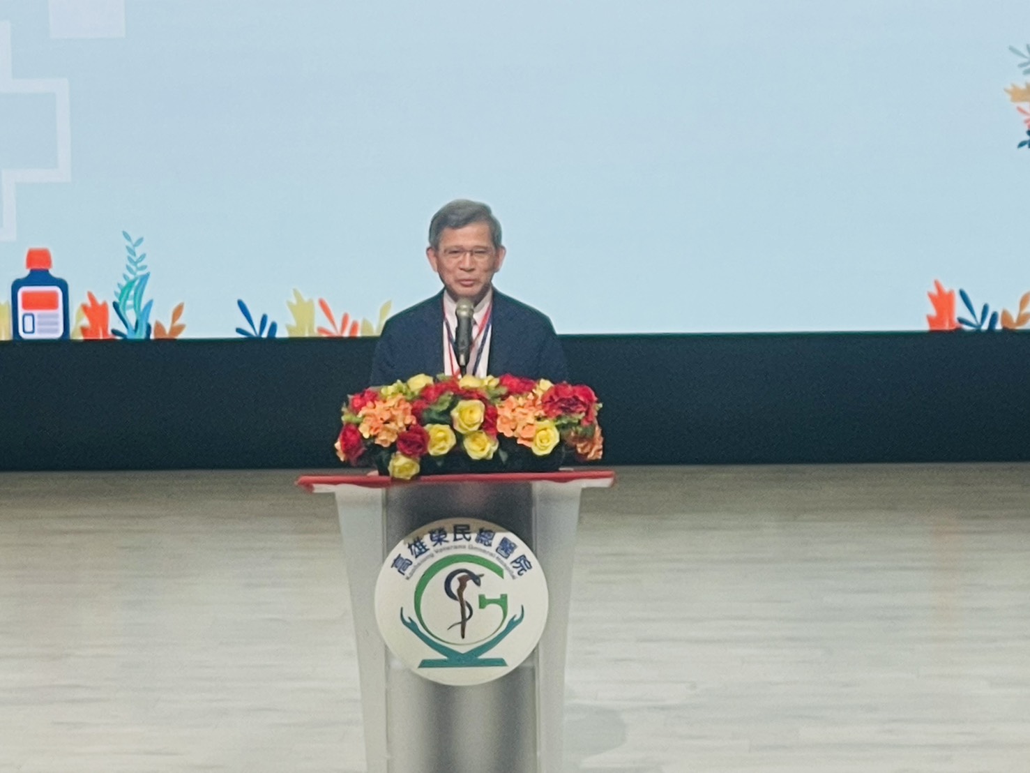 高雄榮總院長陳金順分享醫院透過推動10大永續策略連結ESG（環境、社會、治理）的作為， 落實永續ESG。（高雄榮總提供）