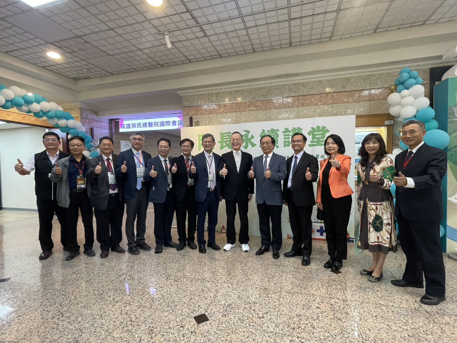 台灣氣候與健康聯盟理事長簡又新、高雄榮總院長陳金順、總統府國策顧問陳志鴻教授、高雄市環保局副局長黃世宏等人，一同出席「院長永續講堂」活動。（高雄榮總提供）