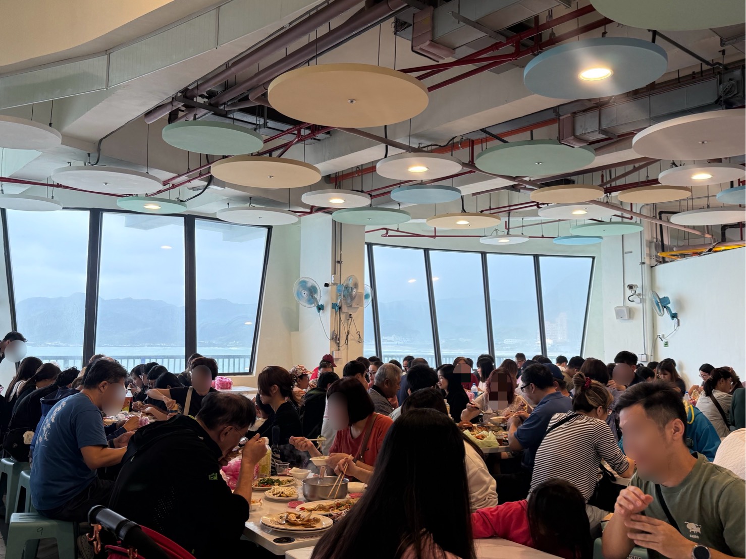 龜吼漁夫市集二樓熟食用餐區有景觀窗，邊品嚐海鮮邊賞海景。（新北市漁業處提供）