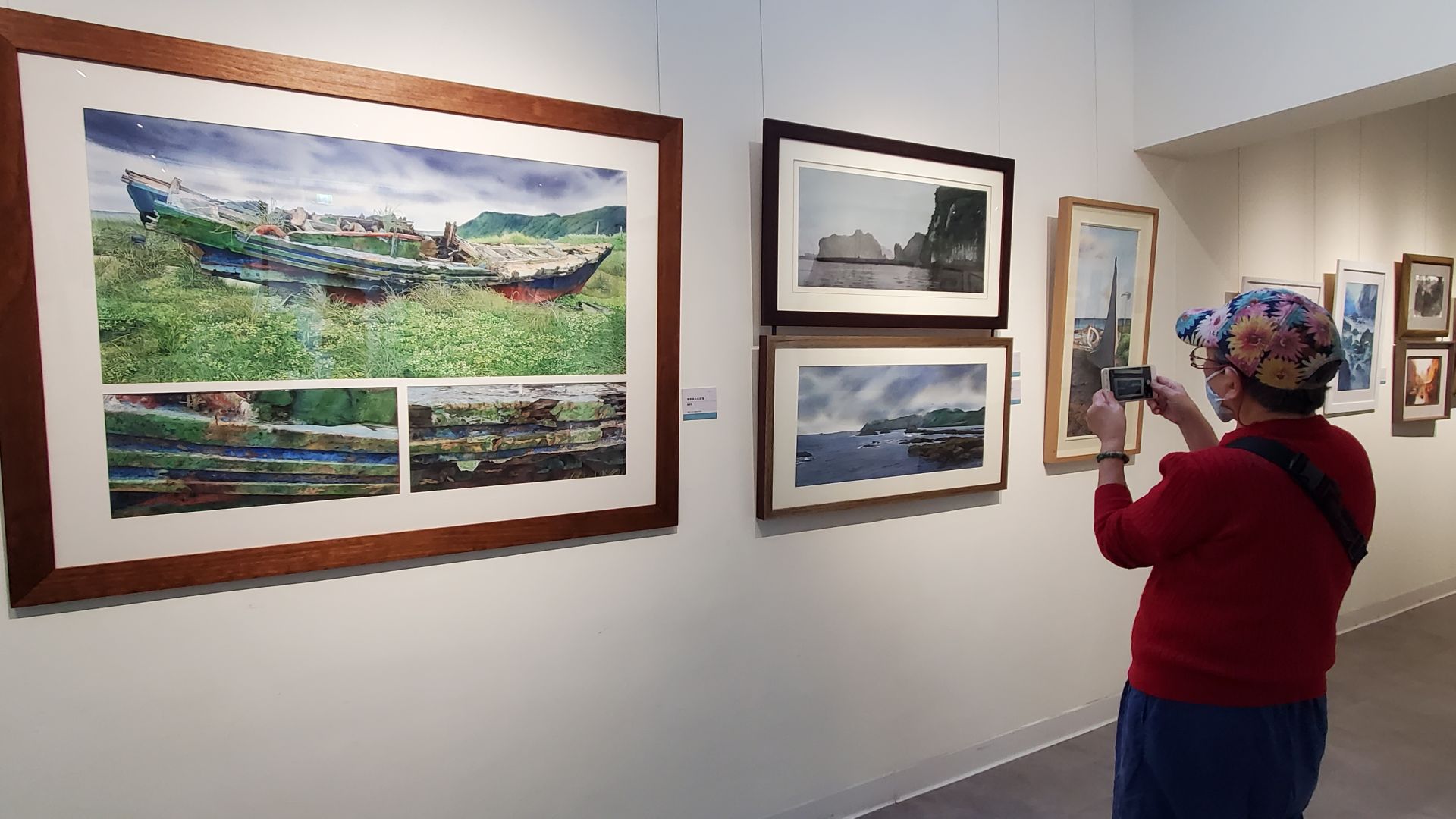 張晉霖作品取材蘭嶼與越南下龍灣景點，以寫實結構入畫，色調則依個人喜愛紛圍表現。（記者黃朝琴攝）