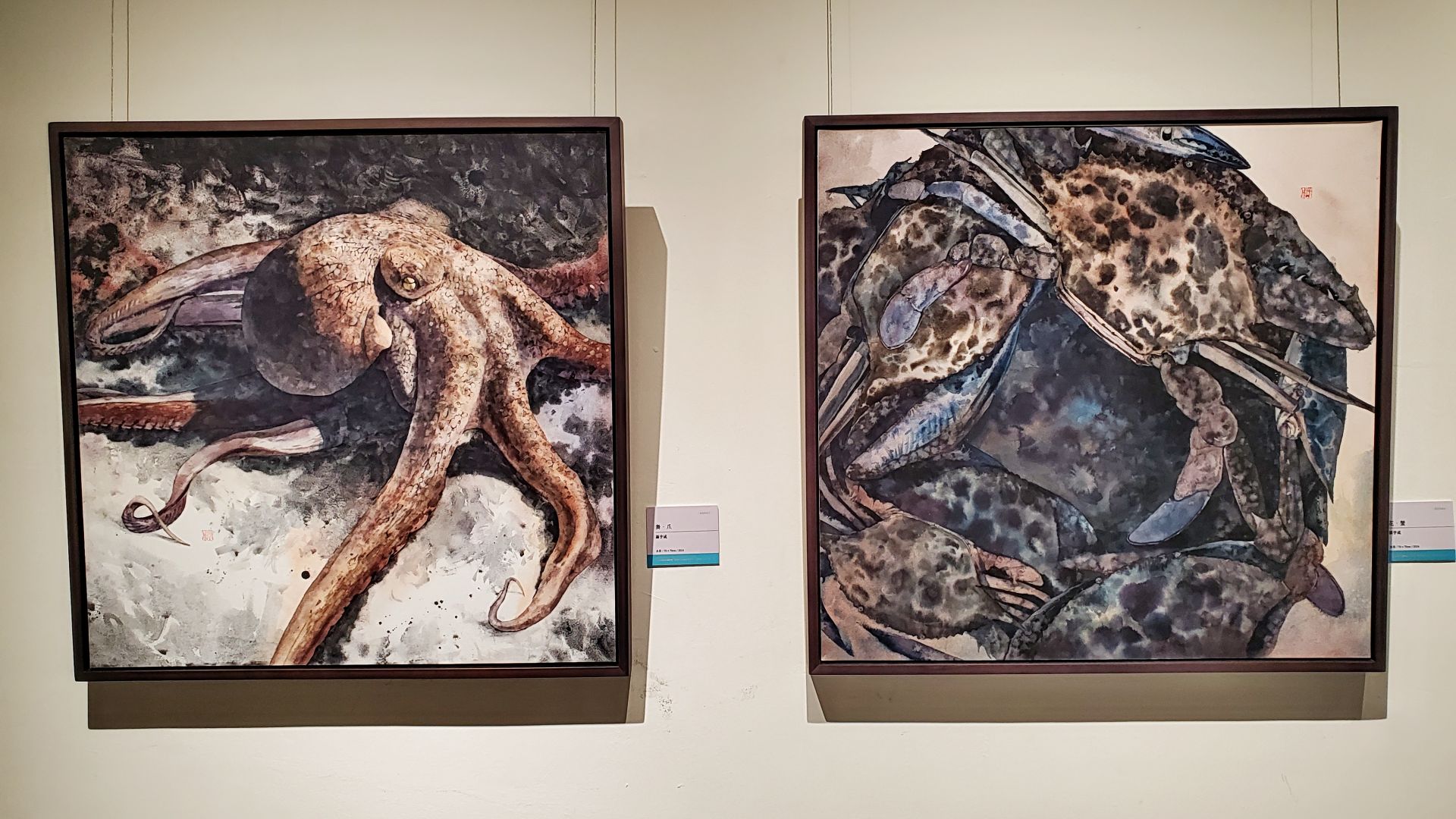 羅宇成以澎湖為題材，作品《舞爪》、《花，蟹》描繪章魚與螃蟹。（記者黃朝琴攝）