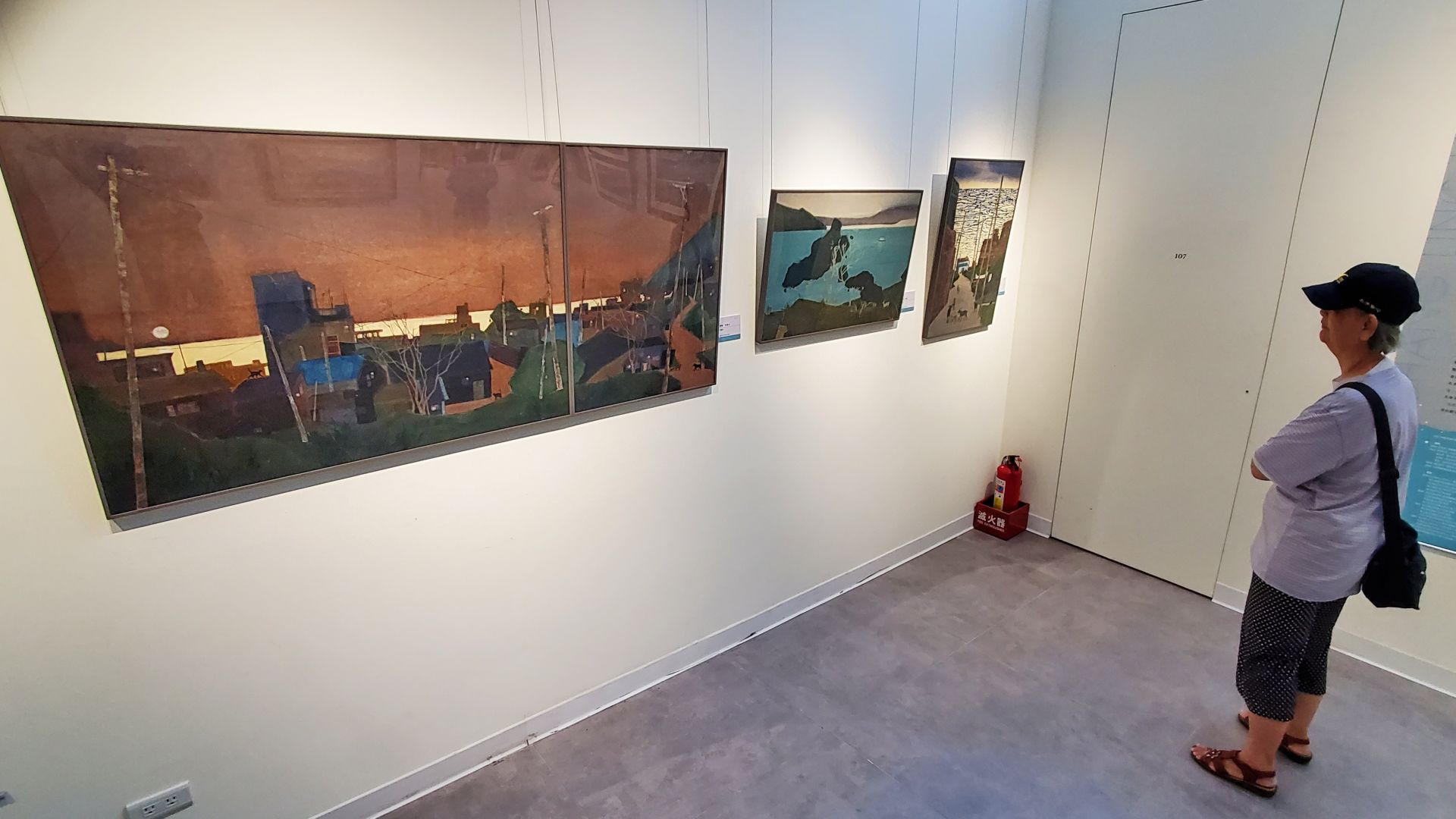 王怡文畫作以蘭嶼為題材，不強調自然景物的客觀再現，而是藉由色彩、幾何構圖傳達內心主觀情感。（記者黃朝琴攝）