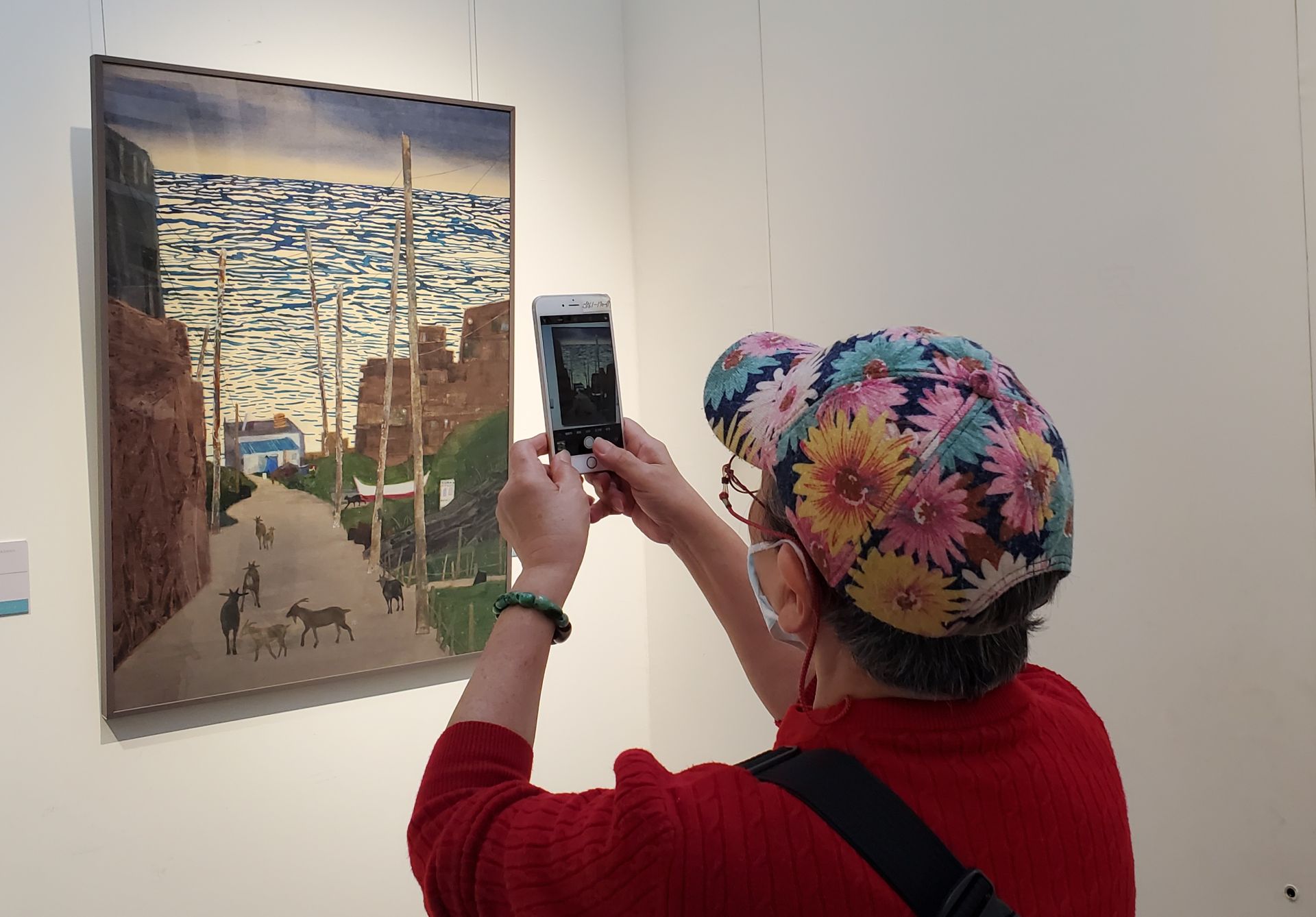 王怡文以蘭嶼為題材畫作，藉由色彩、幾何構圖傳達主觀情感。（記者黃朝琴攝）