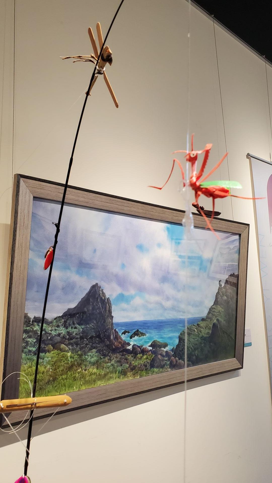 展示現場搭配裝置藝術，帶給觀眾出走戶外的閒適感。（記者黃朝琴攝）